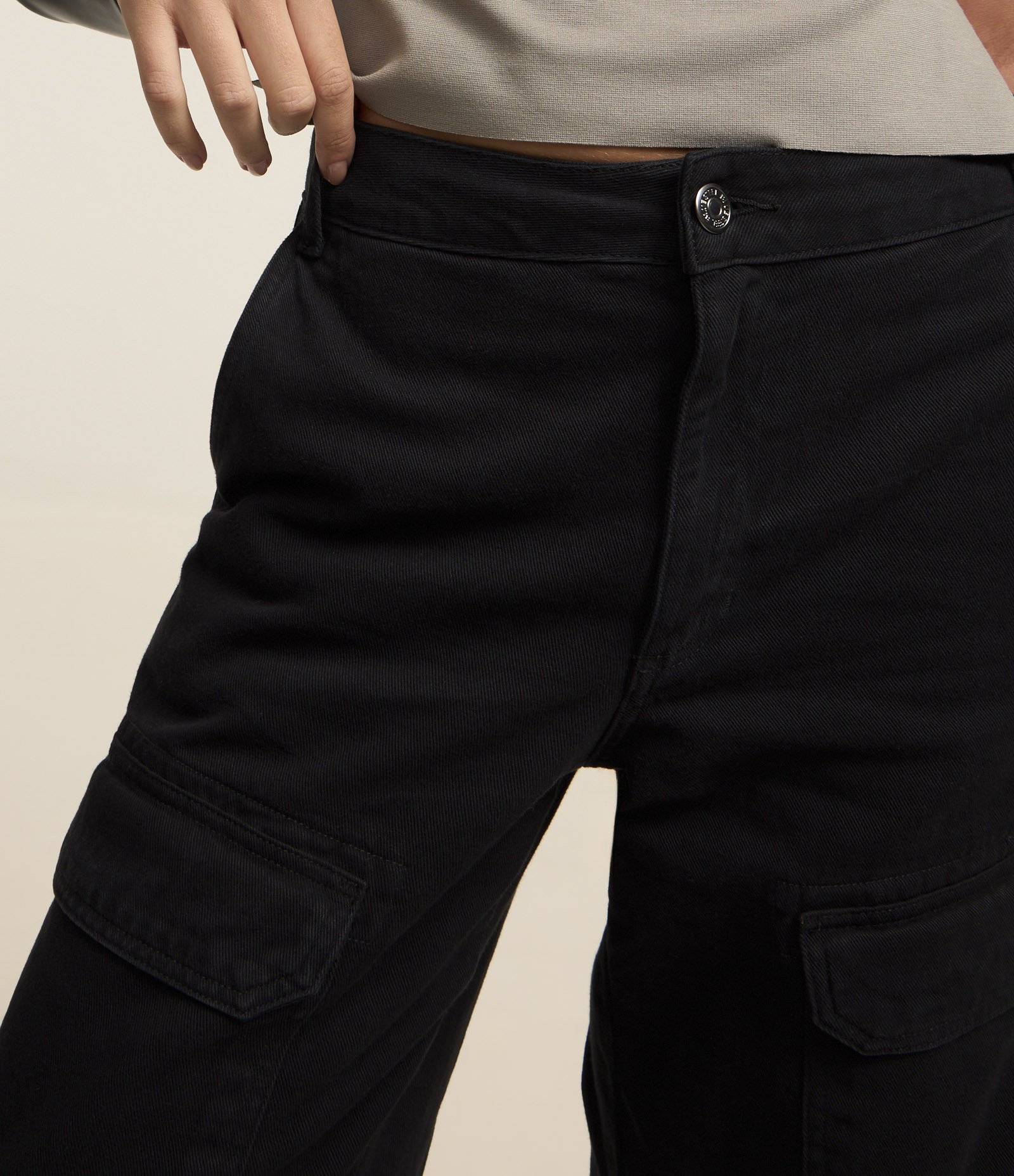 Calça Reta em Jeans com Cintura Baixa e Bolso Cargo Preto 4