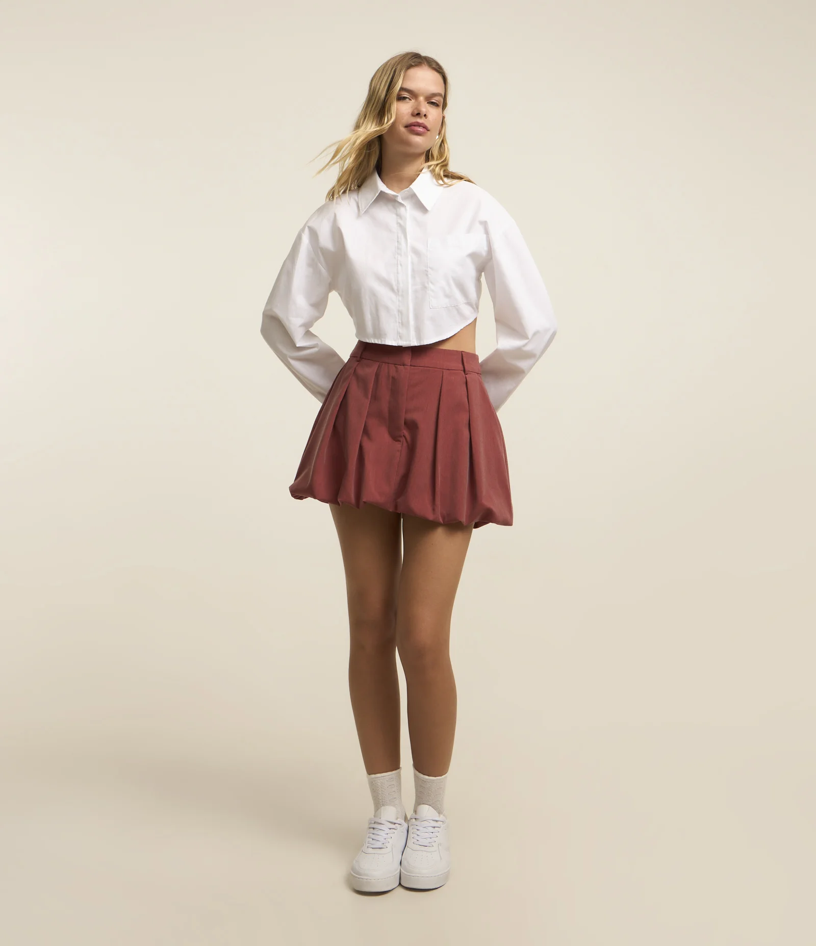 Saia Curta Balonê em Alfaiataria com Cintura Média Vermelho 1