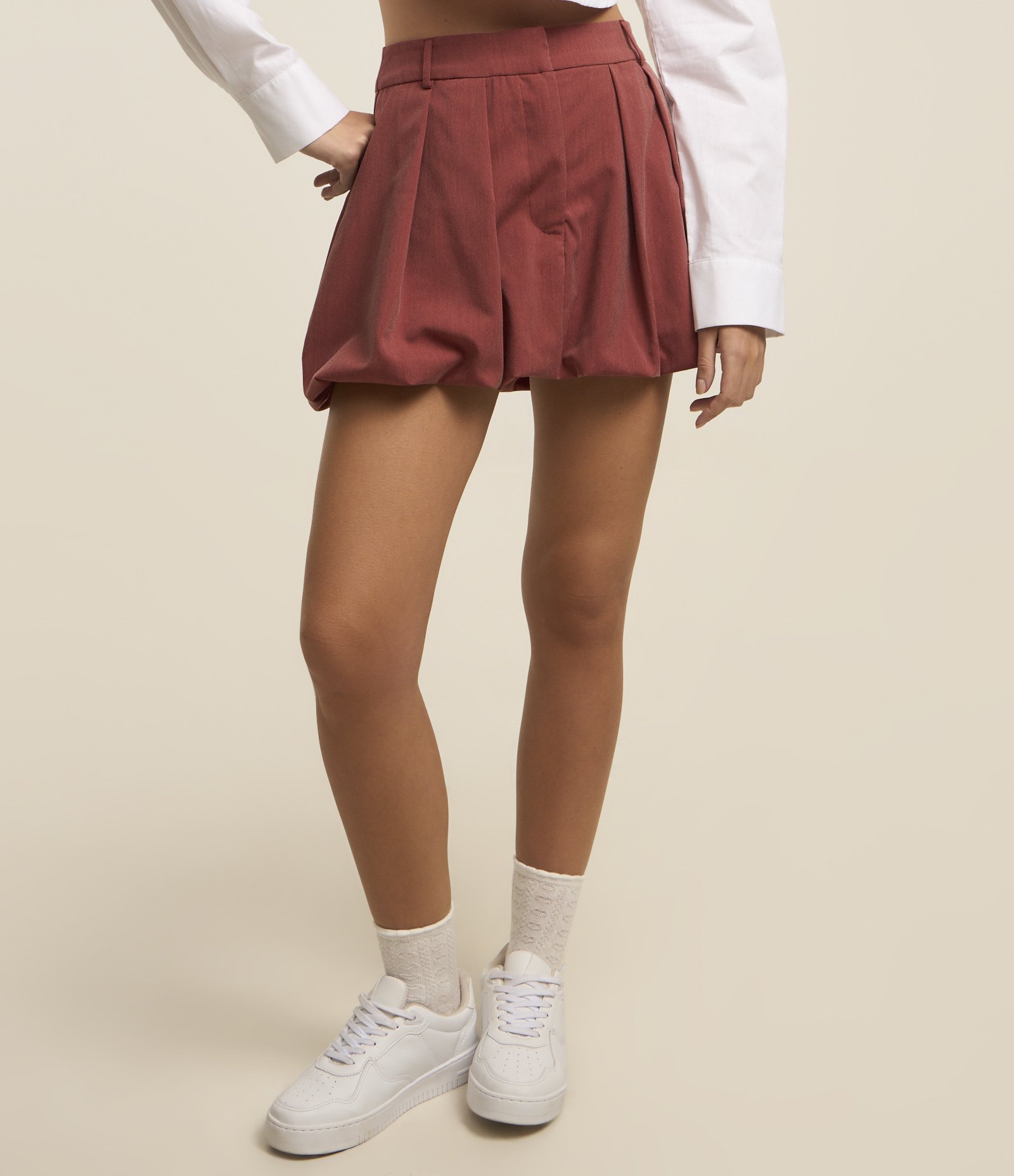 Saia Curta Balonê em Alfaiataria com Cintura Média Vermelho 2