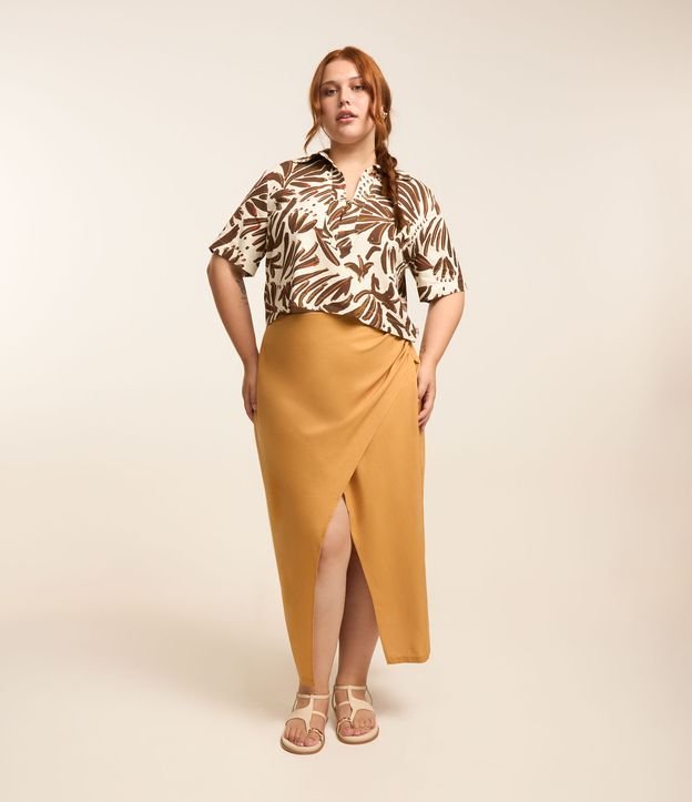 Blusa com Linho Estampa de Folhas e Botões Curve & Plus Size