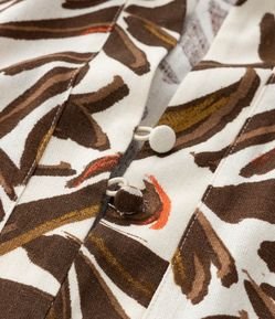 Blusa com Linho Estampa de Folhas e Botões Curve & Plus Size