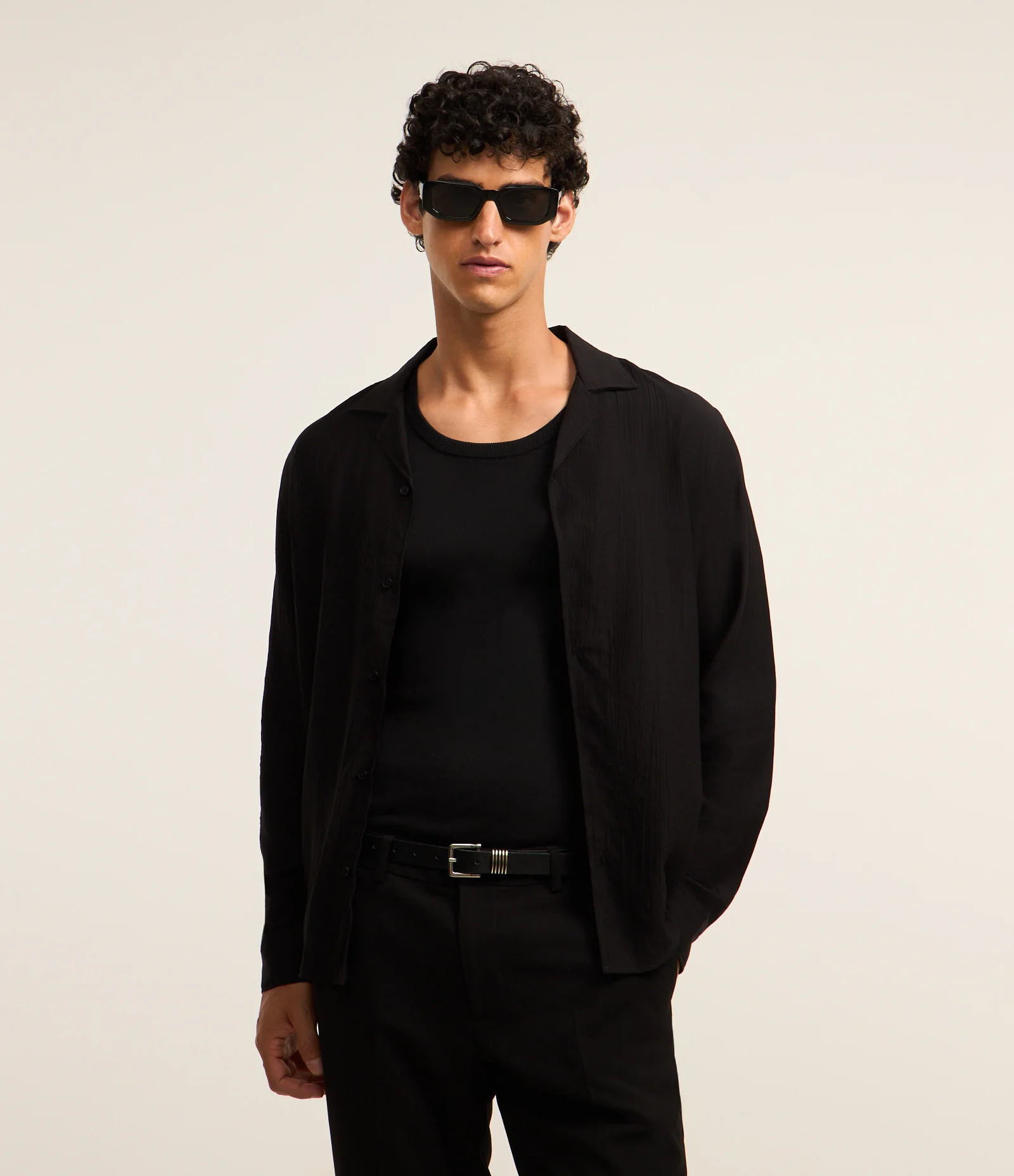 Camisa Comfort Acetinada com Efeito Amassado Preto 1