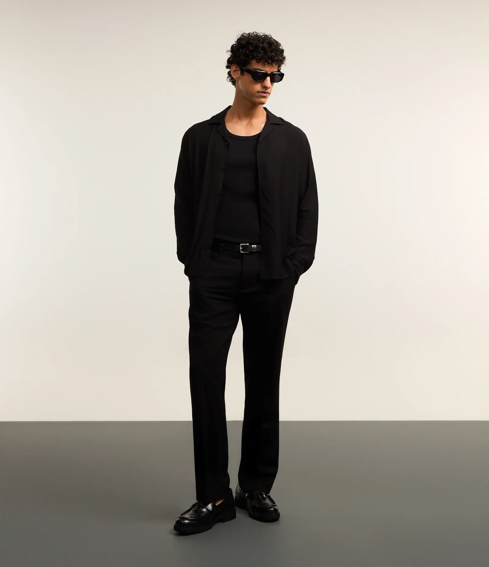 Camisa Comfort Acetinada com Efeito Amassado Preto 2