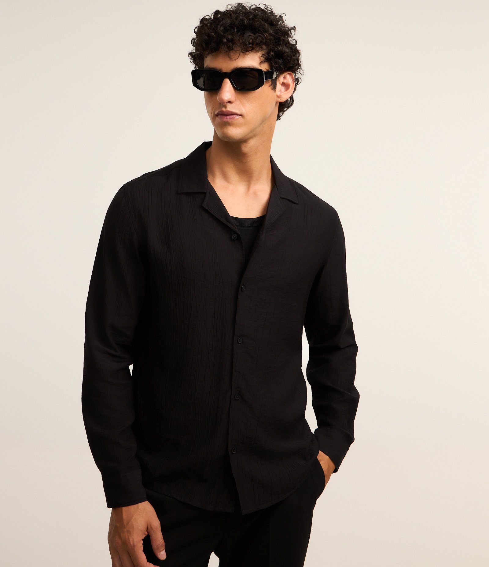 Camisa Comfort Acetinada com Efeito Amassado Preto 3