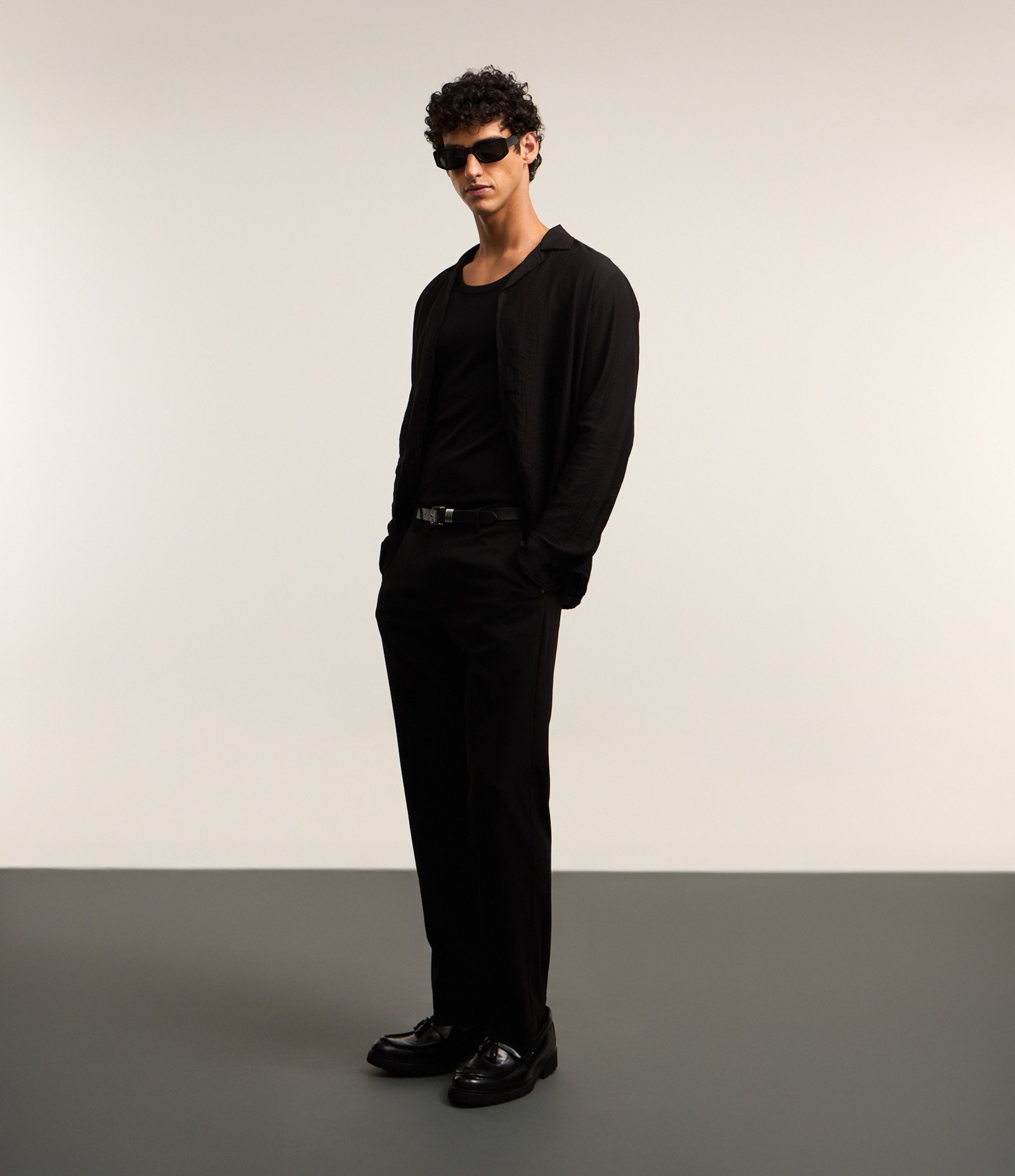 Camisa Comfort Acetinada com Efeito Amassado Preto 4