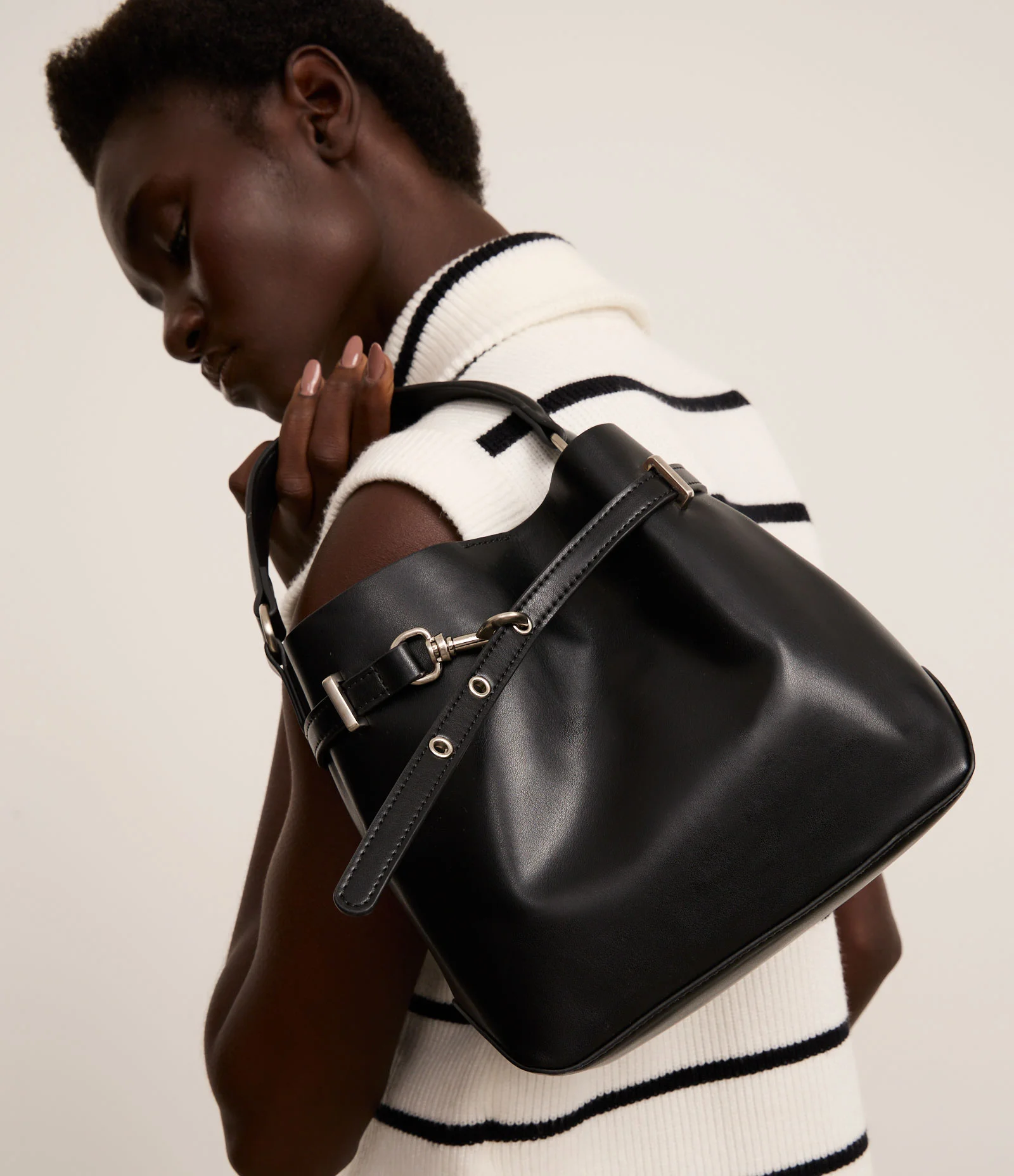 Bolsa Bucket Pequena em PU com Detalhe de Fivela Preto 8