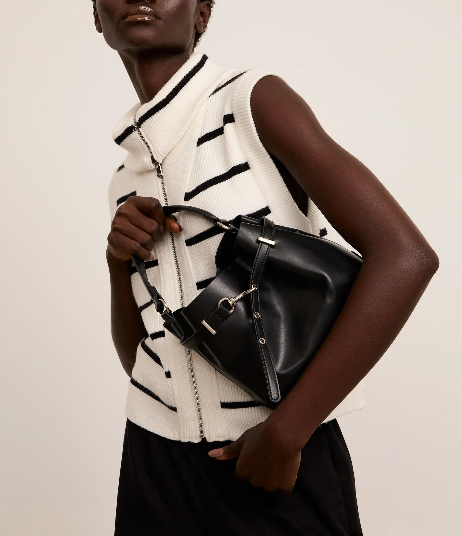 Bolsa Bucket Pequena em PU com Detalhe de Fivela Preto 9