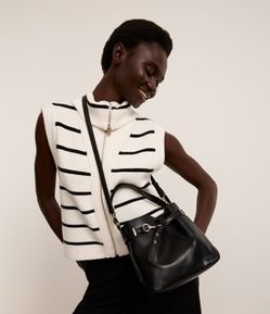 Bolsa Bucket Pequena em PU com Detalhe de Fivela