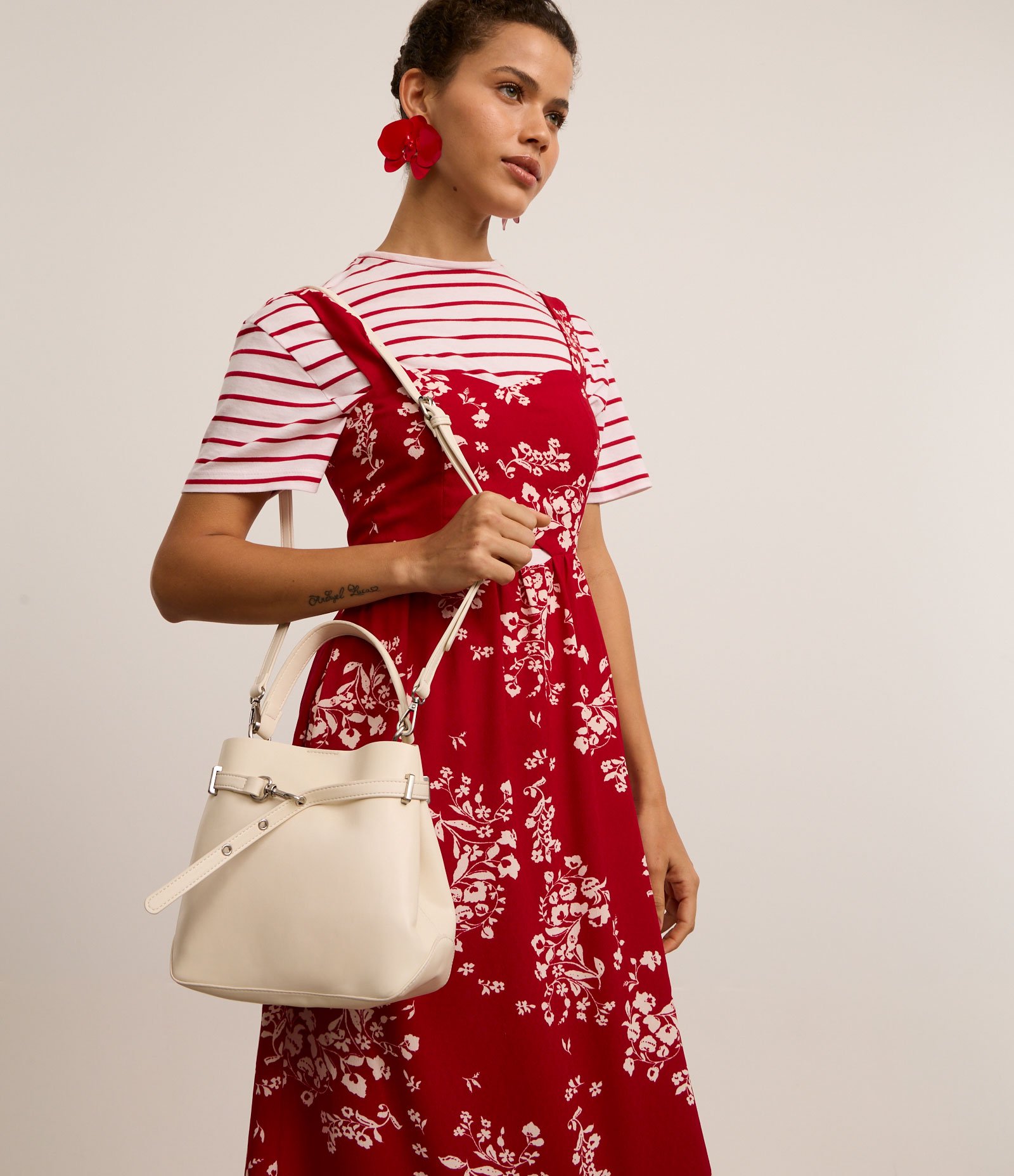 Bolsa Bucket Pequena em PU com Detalhe de Fivela Off White 8