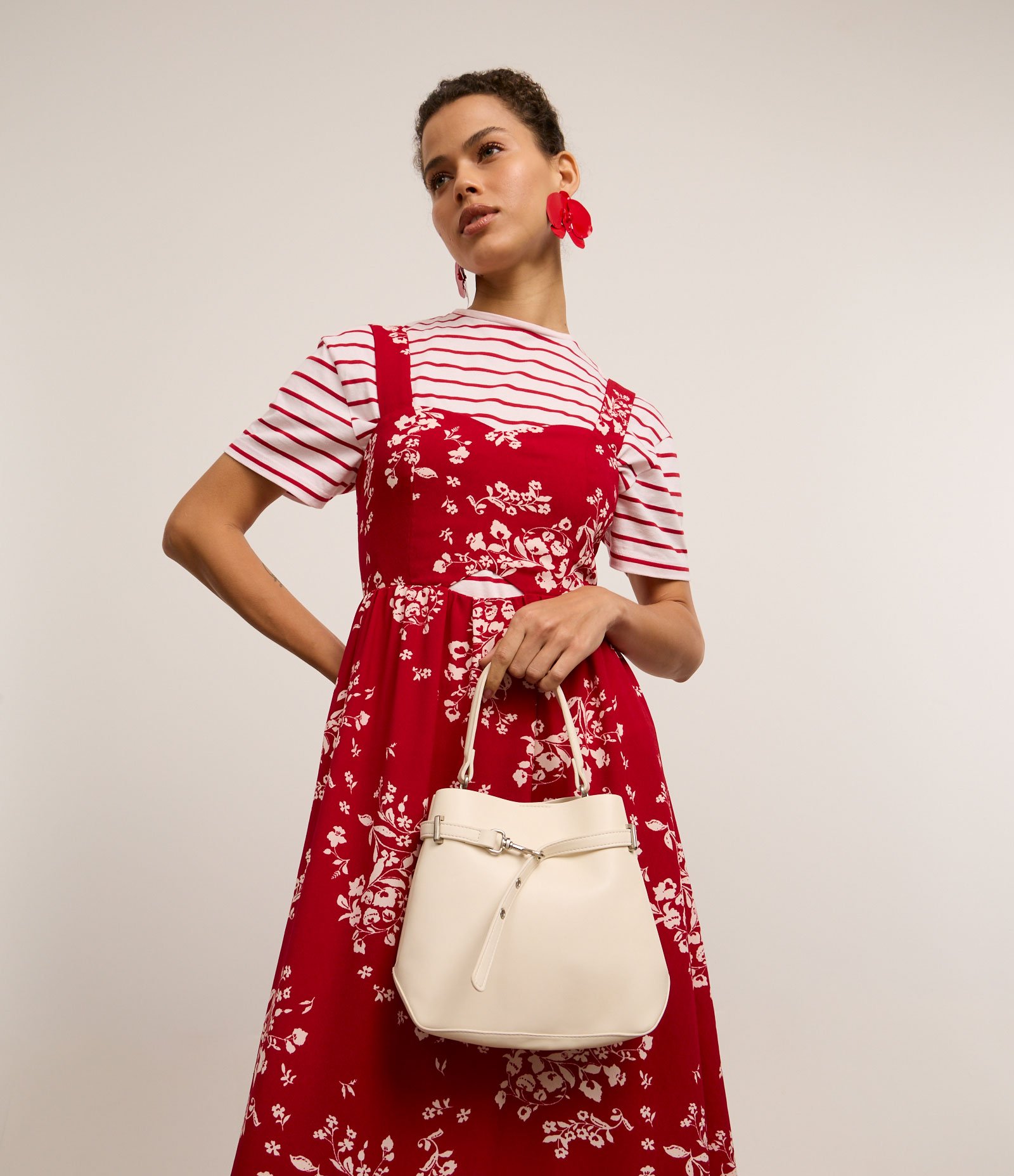 Bolsa Bucket Pequena em PU com Detalhe de Fivela Off White 9