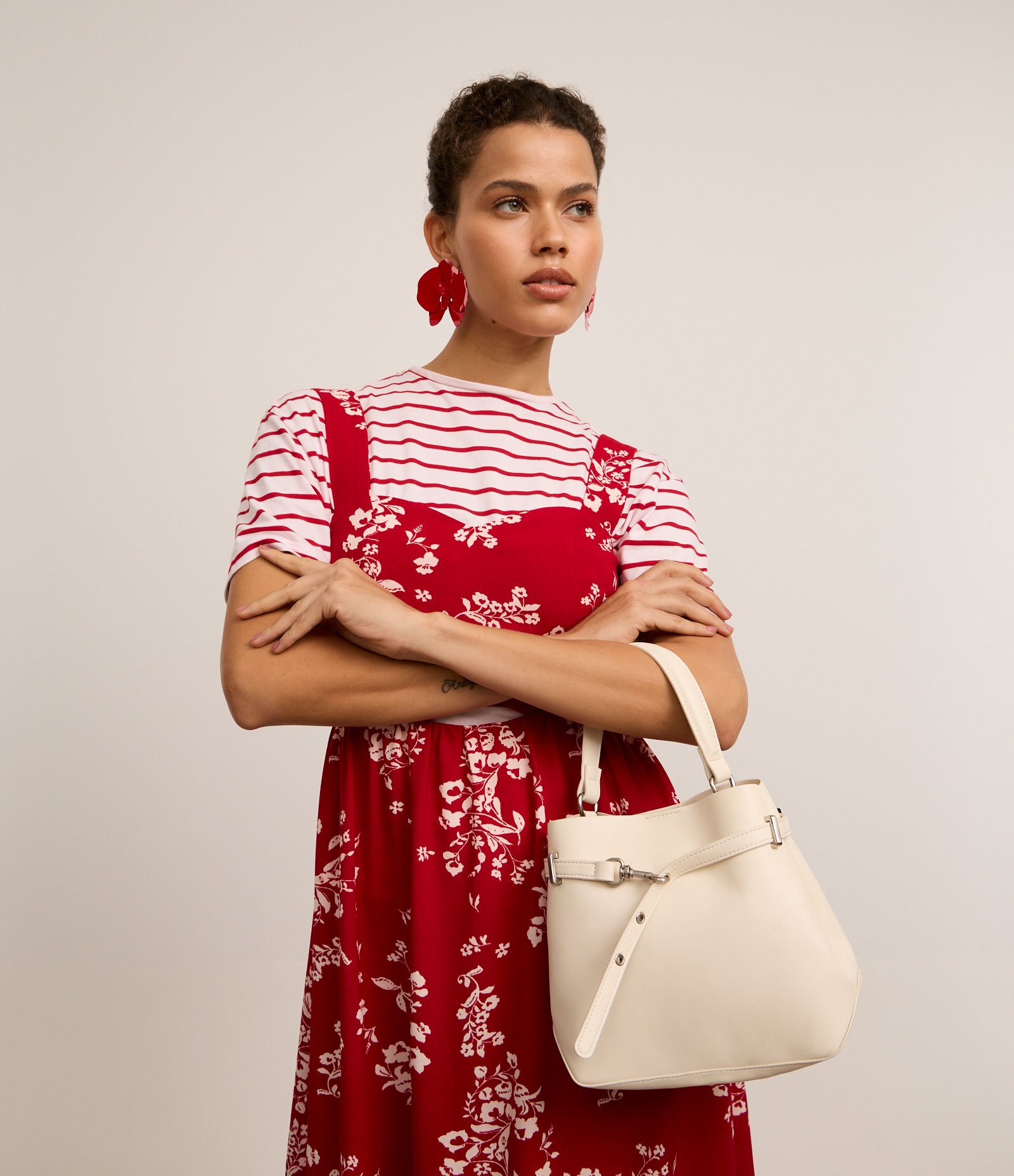 Bolsa Bucket Pequena em PU com Detalhe de Fivela Off White 1