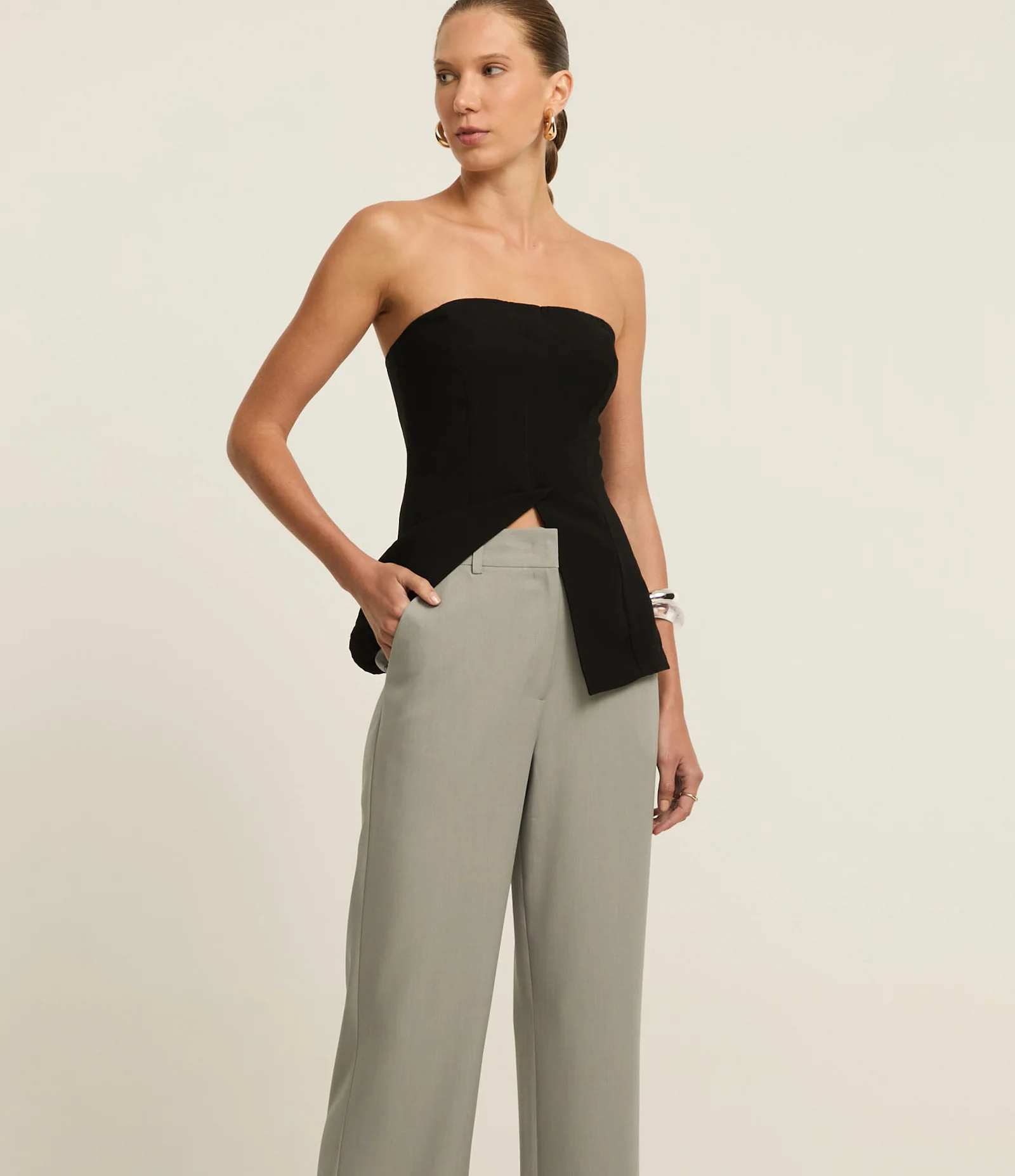 Calça Reta Alfaiatada com Ganchinho no Cós Cinza 2