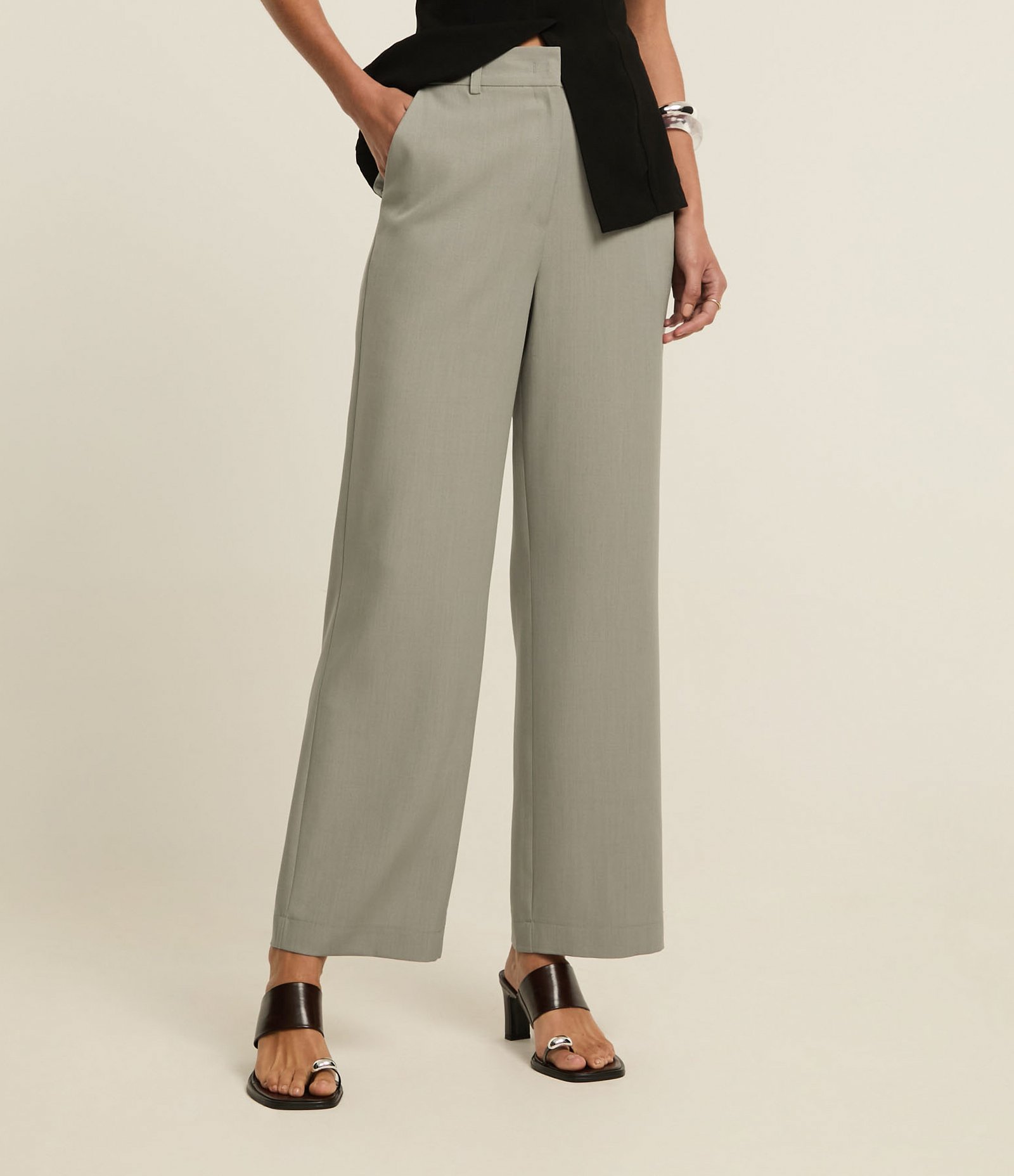 Calça Reta Alfaiatada com Ganchinho no Cós Cinza 3