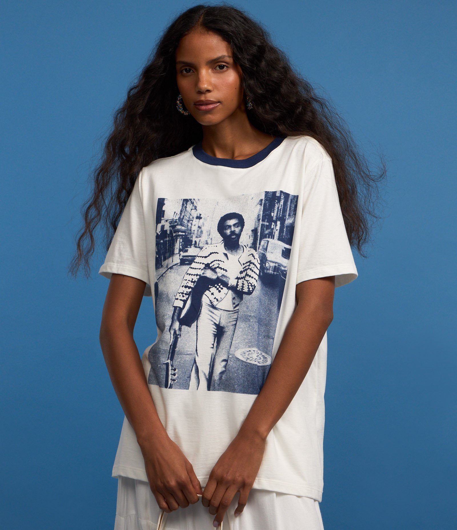 Camiseta em Algodão com Estampa Gilberto Gil e Violão Branco 3