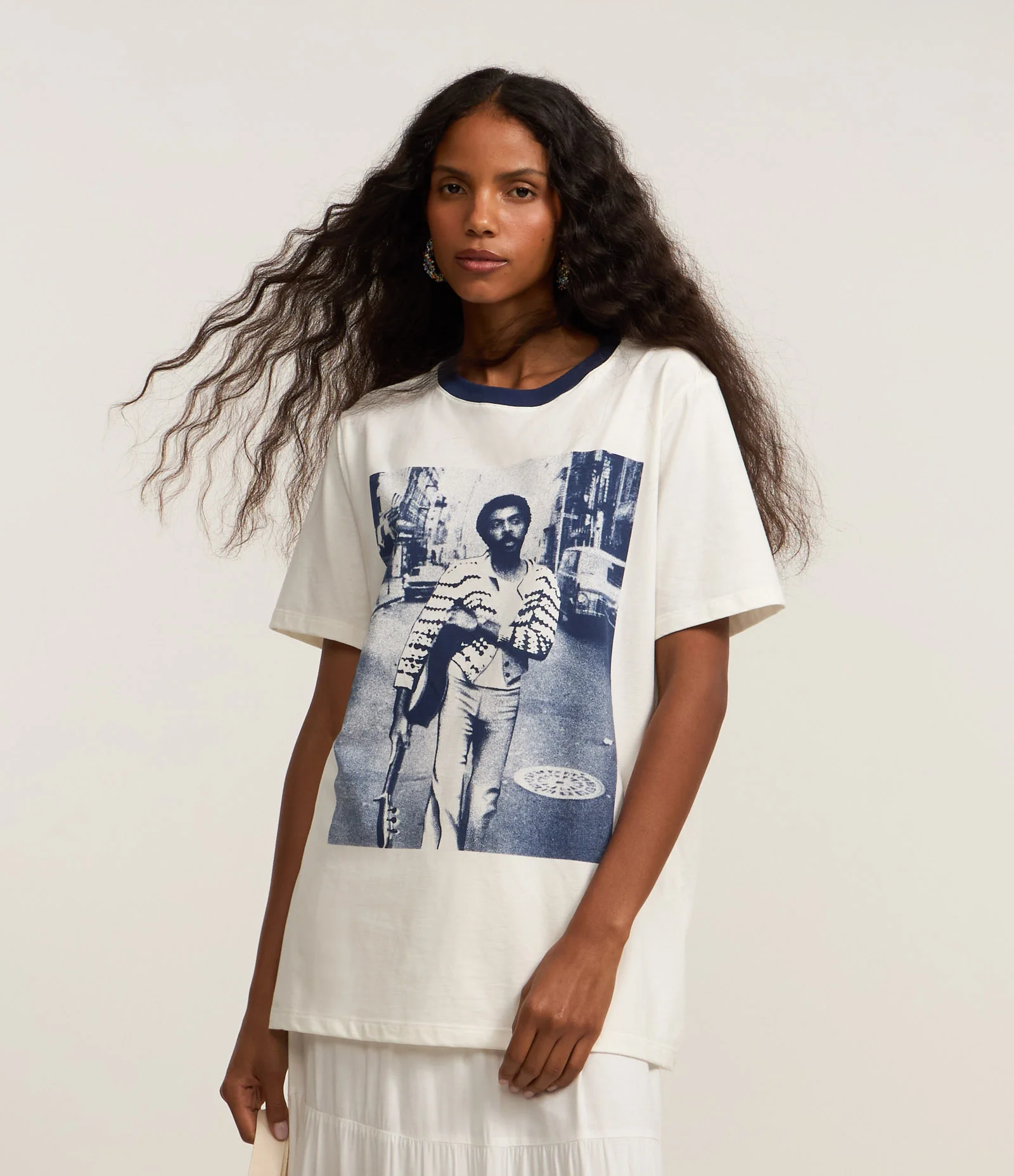 Camiseta em Algodão com Estampa Gilberto Gil e Violão Branco 1