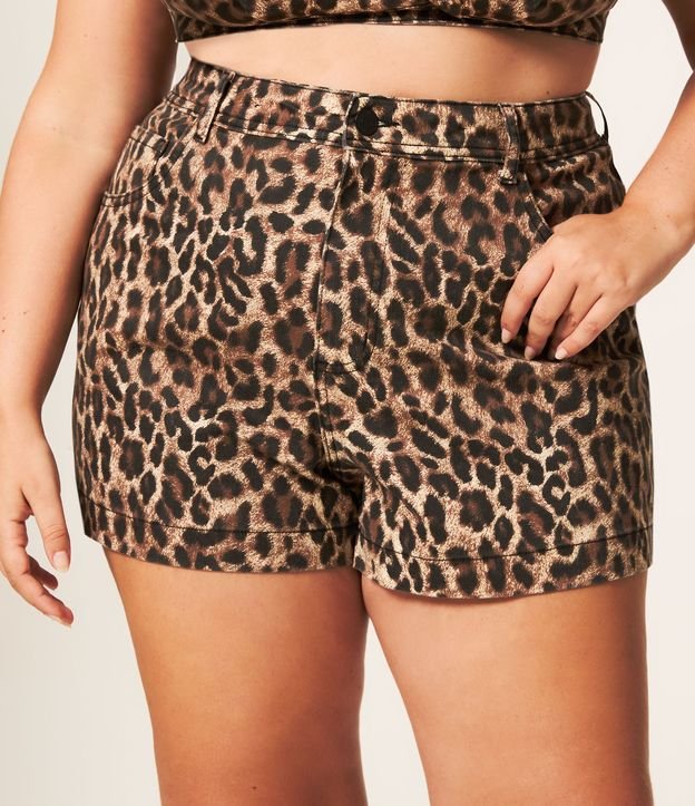 Short em Jeans Animal Print Oncinha Curve & Plus Size
