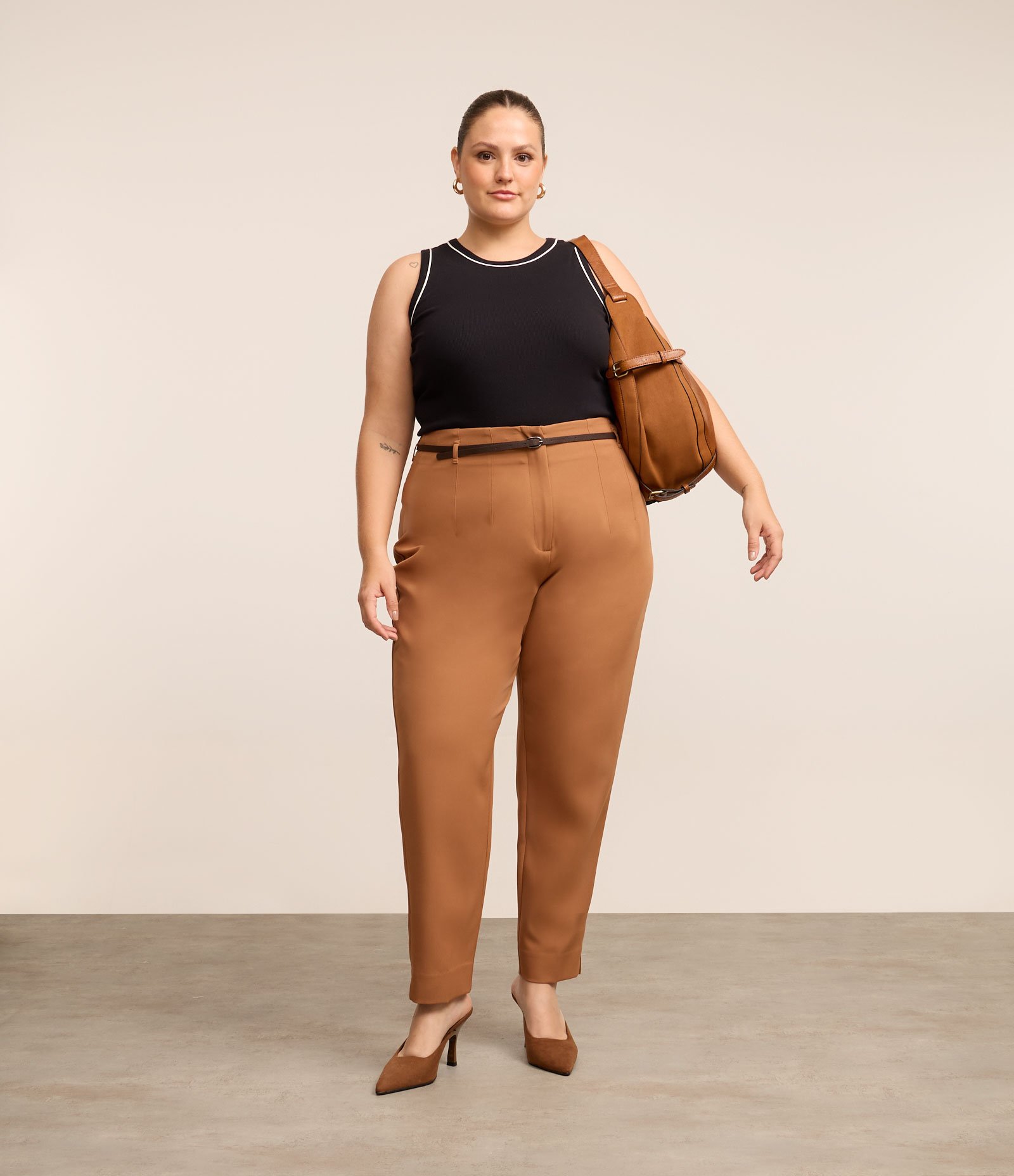 Calça Cenoura em Alfaiataria com Cinto Curve & Plus Size Marrom 1
