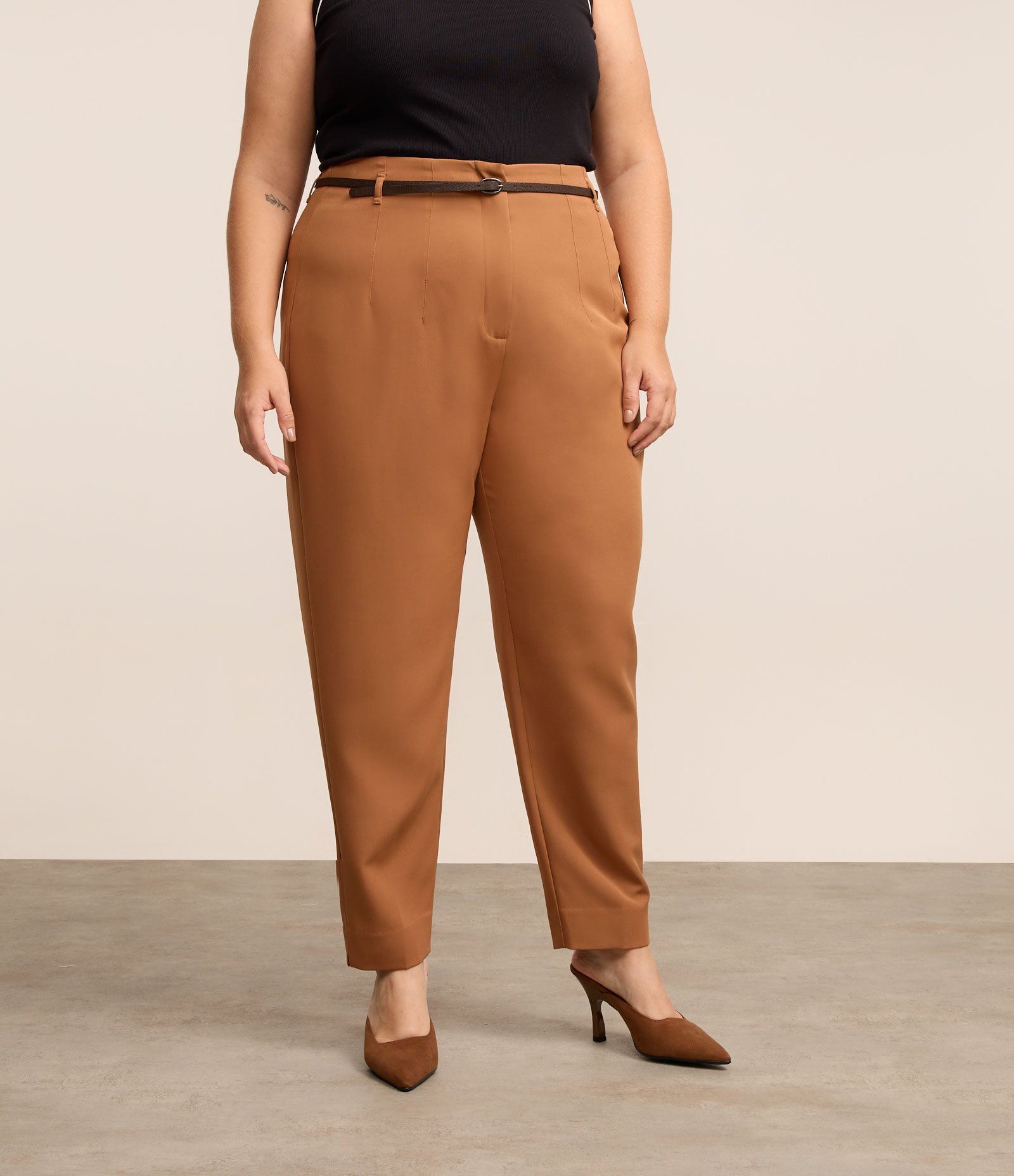 Calça Cenoura em Alfaiataria com Cinto Curve & Plus Size Marrom 2