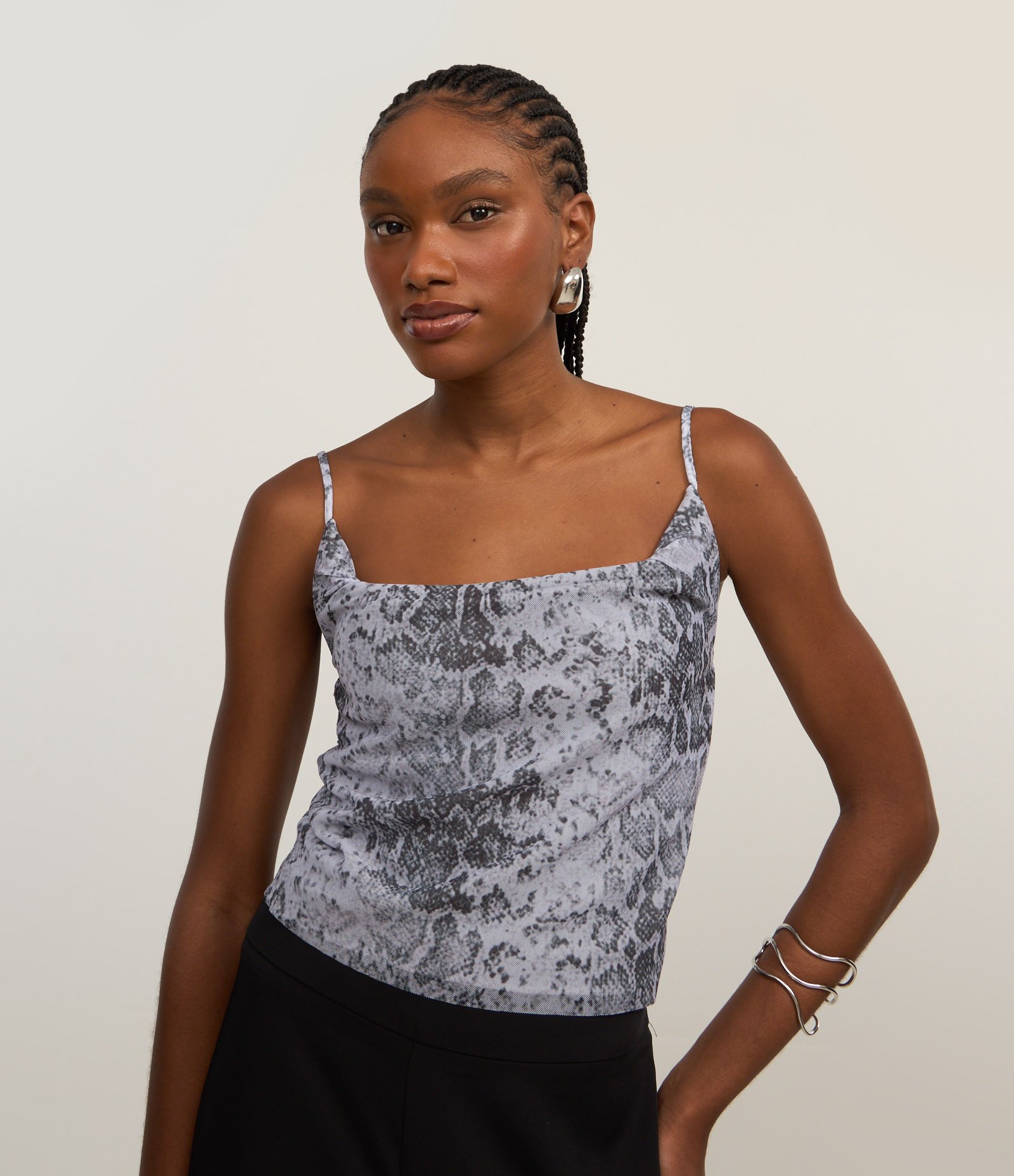 Blusa em Tule com Estampa Animal Print e Decote Degagê Cinza 1