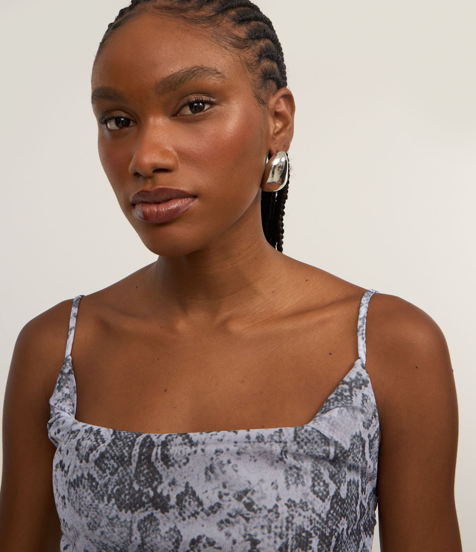 Blusa em Tule com Estampa Animal Print e Decote Degagê Cinza 3