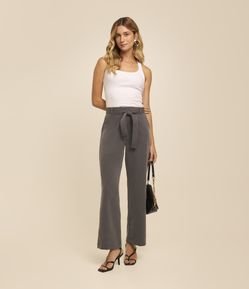 Calça Reta em Alfaiataria com Cintura Média e Cinto