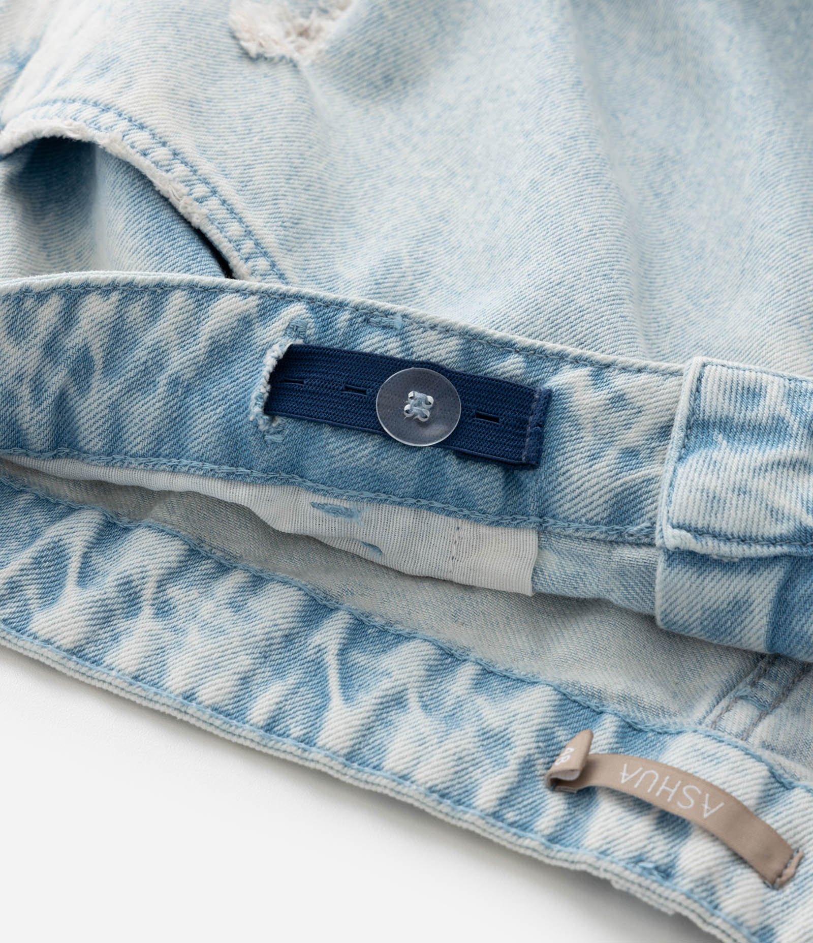 Calça Mom em Jeans Delavê com Puídos Curve & Plus Size Azul Claro 8