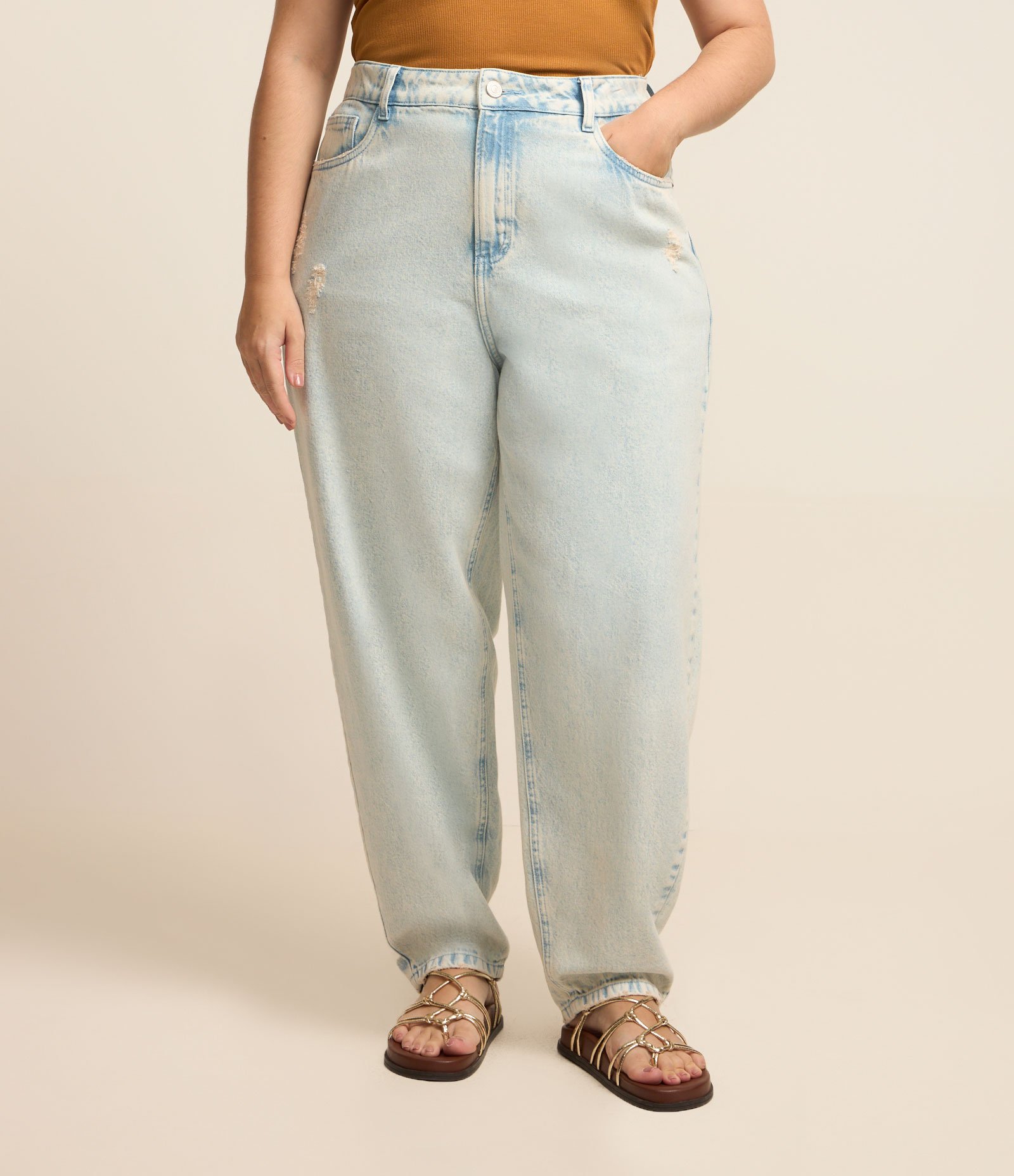 Calça Mom em Jeans Delavê com Puídos Curve & Plus Size Azul Claro 2
