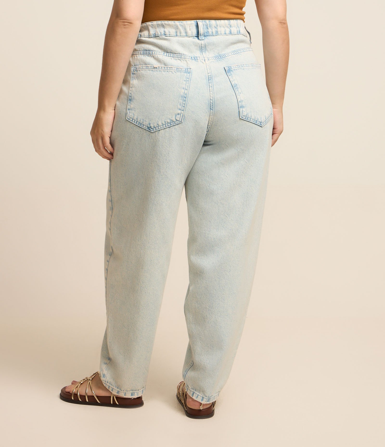 Calça Mom em Jeans Delavê com Puídos Curve & Plus Size Azul Claro 3