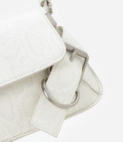 Bolsa Baguete Pequena em PU com Detalhe de Fivelas e Textura de Cobra