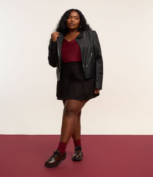 Jaqueta em Pu com Recortes Assimétricos Curve & Plus Size