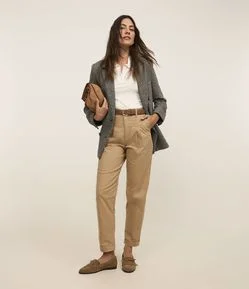 Calça Mom Jeans com Pregas