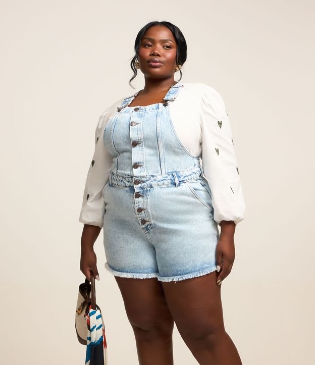 Jardineira Curta Jeans com Barra Desfiada Curve & Plus Size