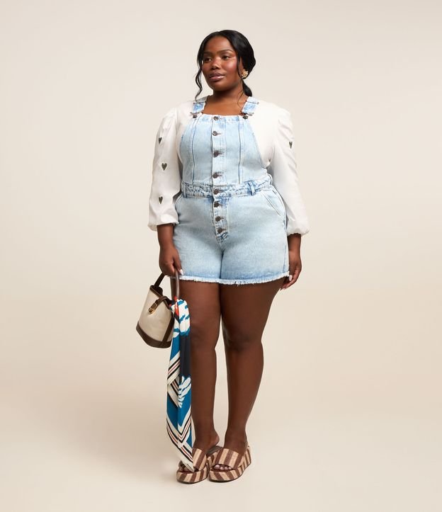 Jardineira Curta Jeans com Barra Desfiada Curve & Plus Size