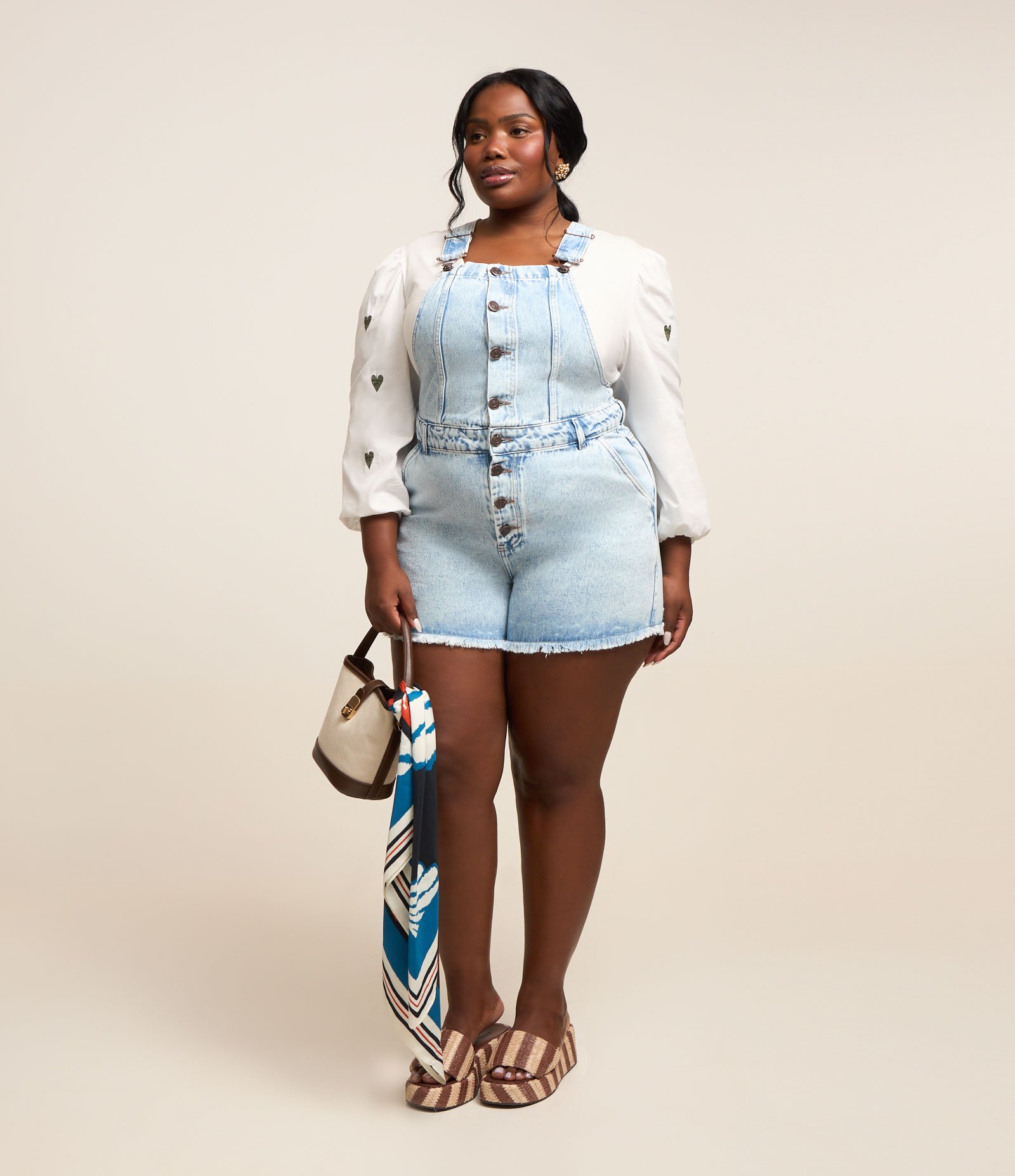 Jardineira Curta Jeans com Barra Desfiada Curve & Plus Size Azul 2