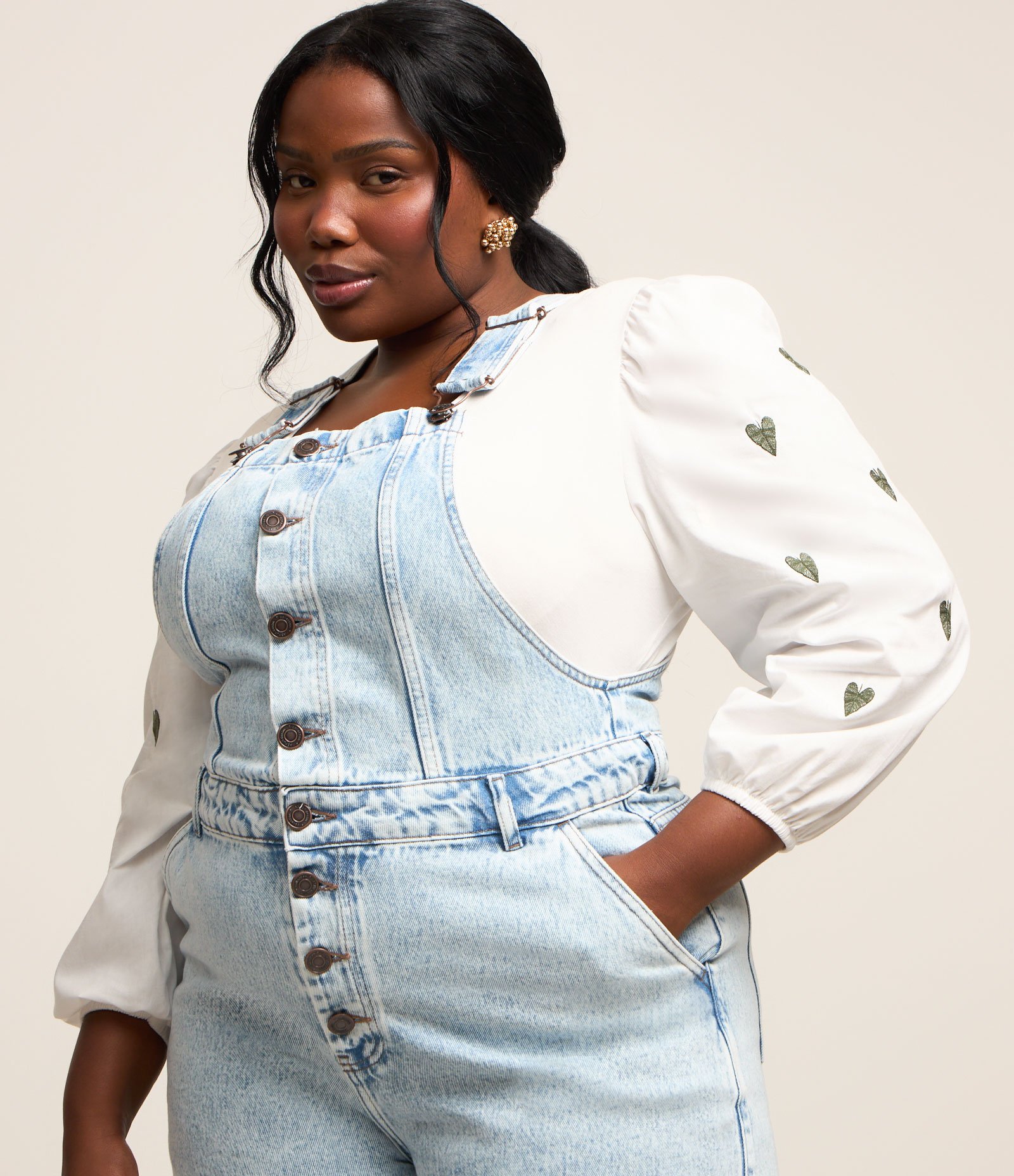 Jardineira Curta Jeans com Barra Desfiada Curve & Plus Size Azul 4