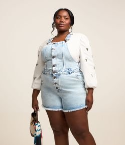 Jardineira Curta Jeans com Barra Desfiada Curve & Plus Size