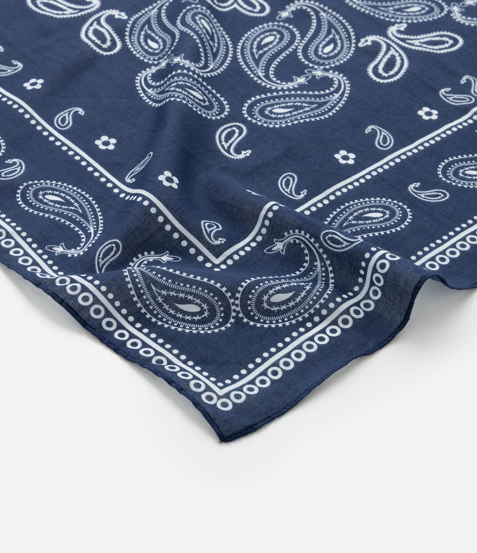 Lenço Quadrado em Flanela com Estampa Paisley Azul Marinho 2