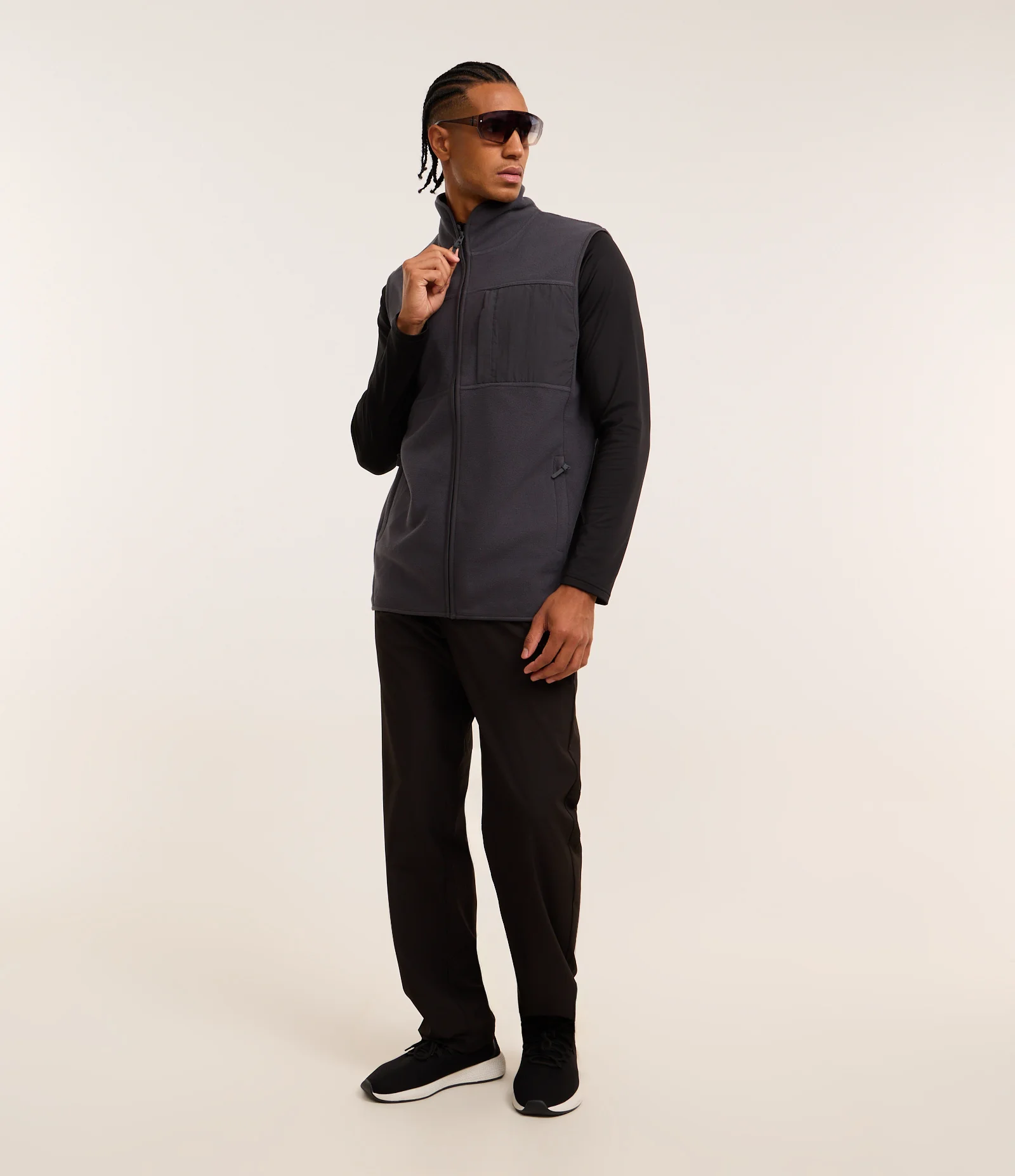 Colete Esportivo com Recortes e Zíper Cinza 2