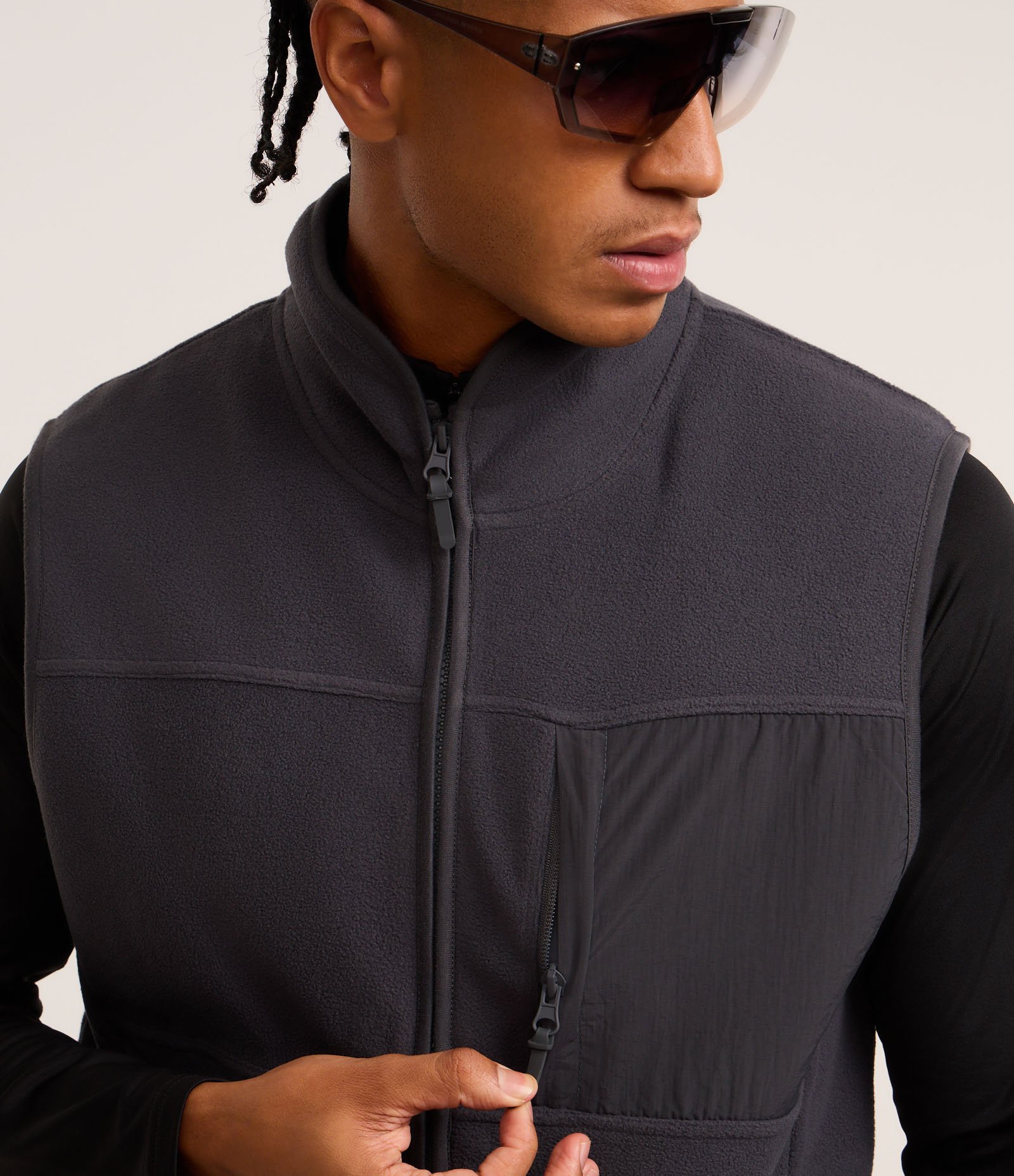 Colete Esportivo com Recortes e Zíper Cinza 4