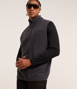 Colete Esportivo com Recortes e Zíper