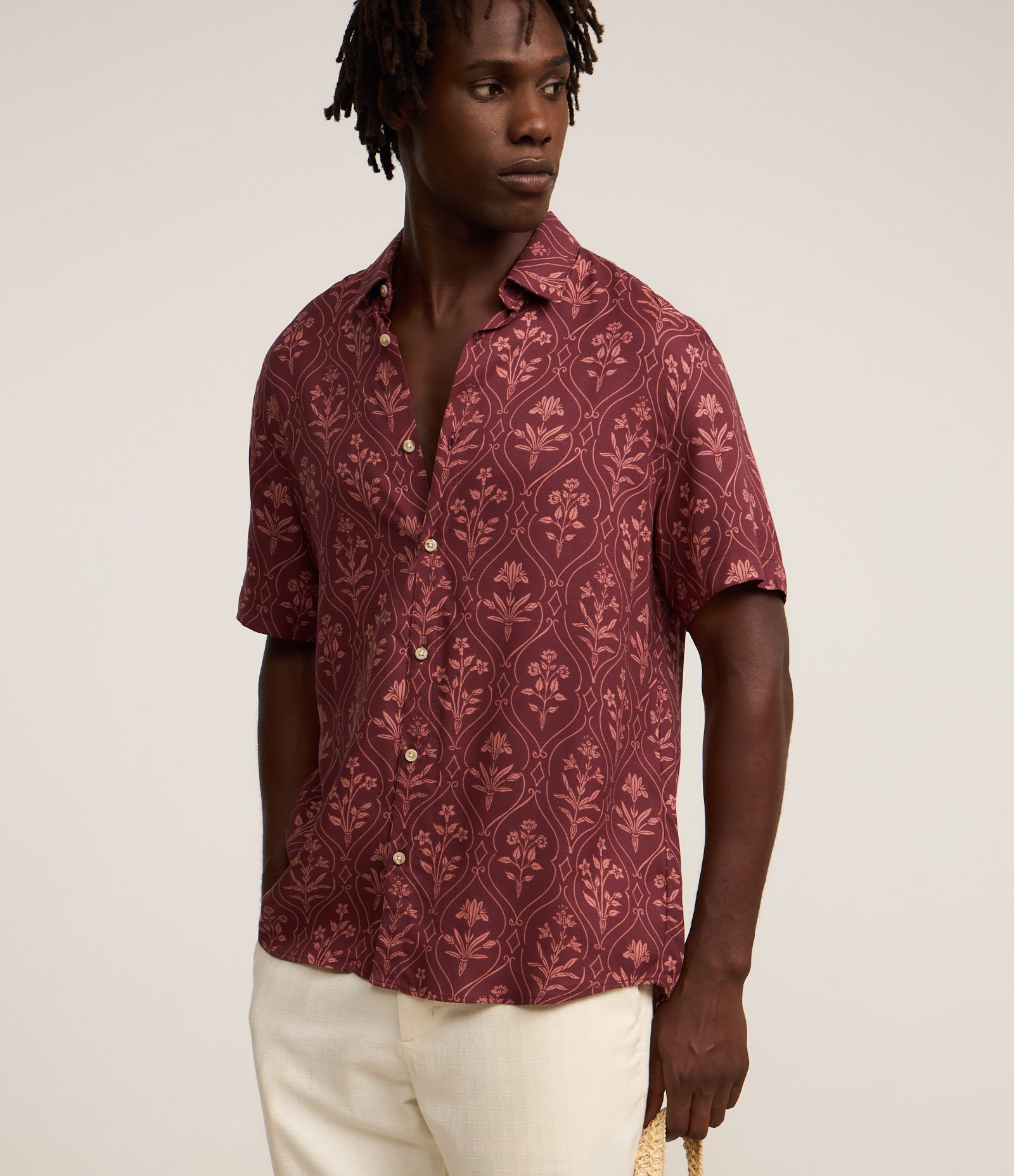 Camisa Regula em Viscose com Textura e Estampa de Lenço Vermelho 1