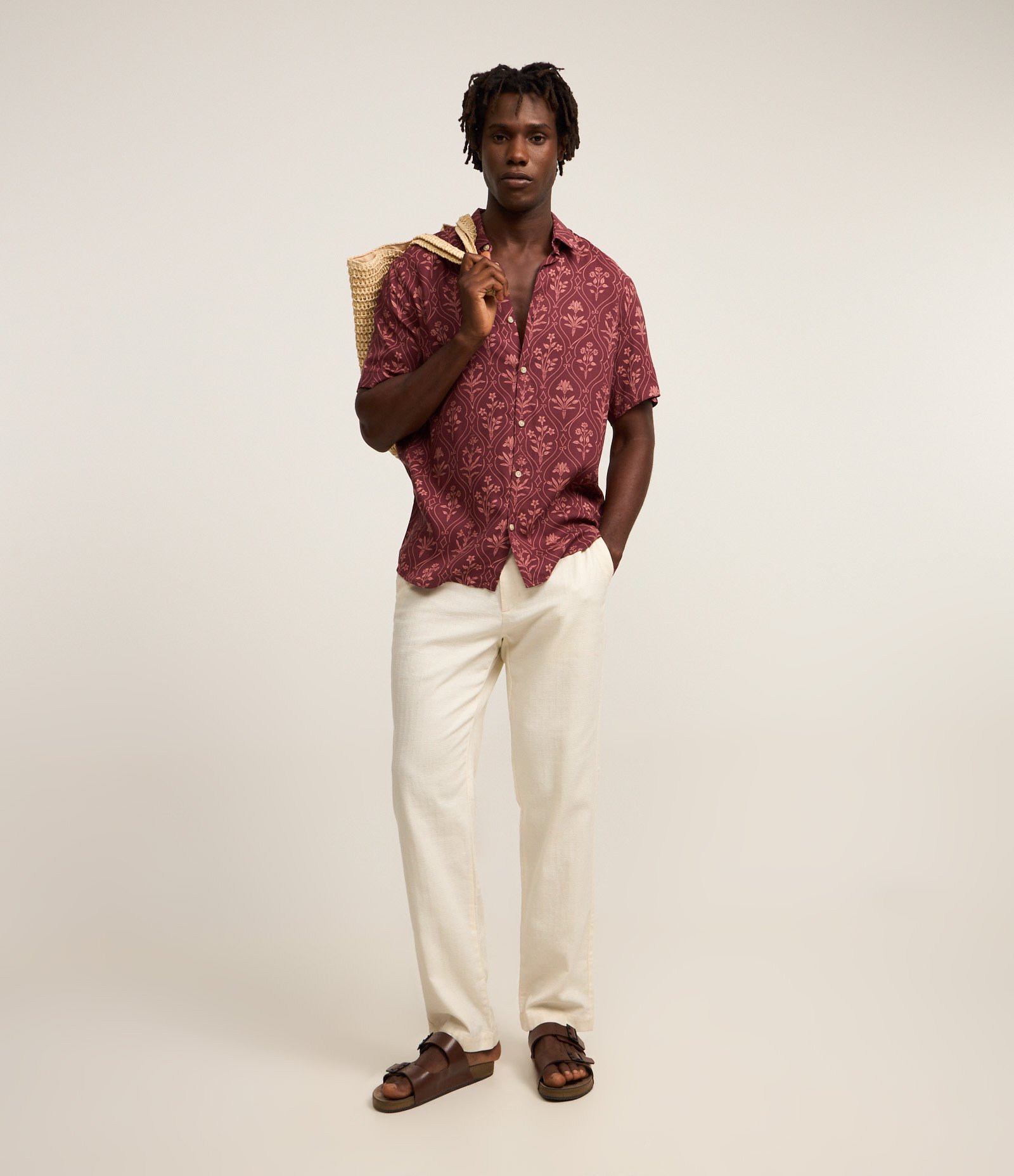 Camisa Regula em Viscose com Textura e Estampa de Lenço Vermelho 2