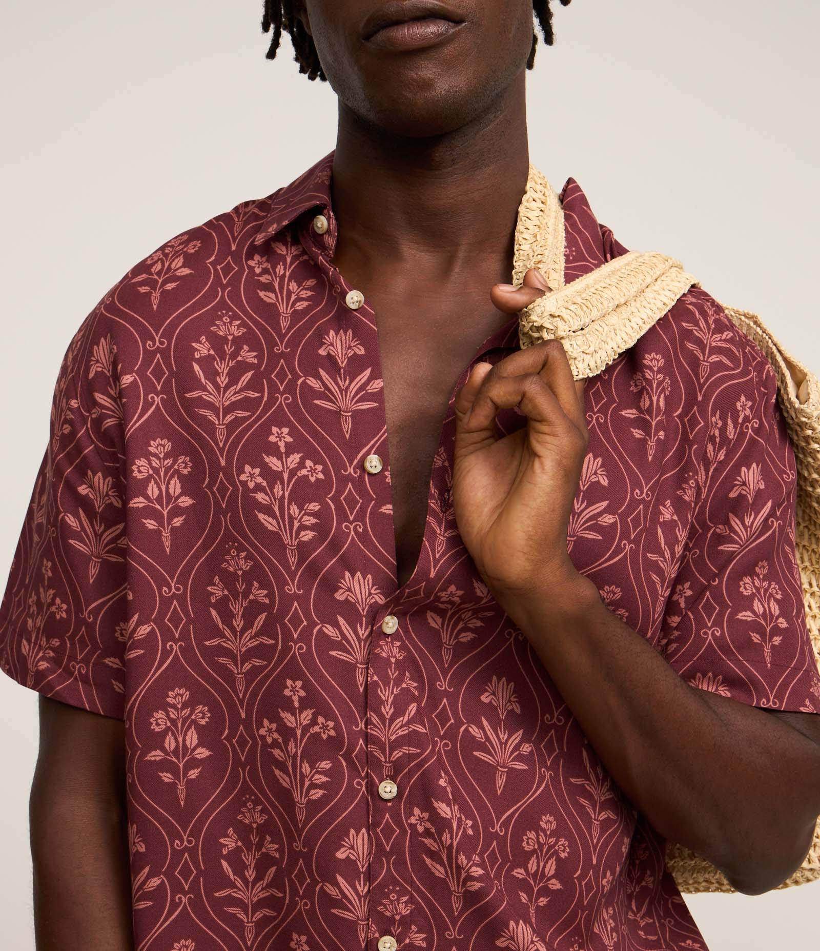 Camisa Regula em Viscose com Textura e Estampa de Lenço Vermelho 3