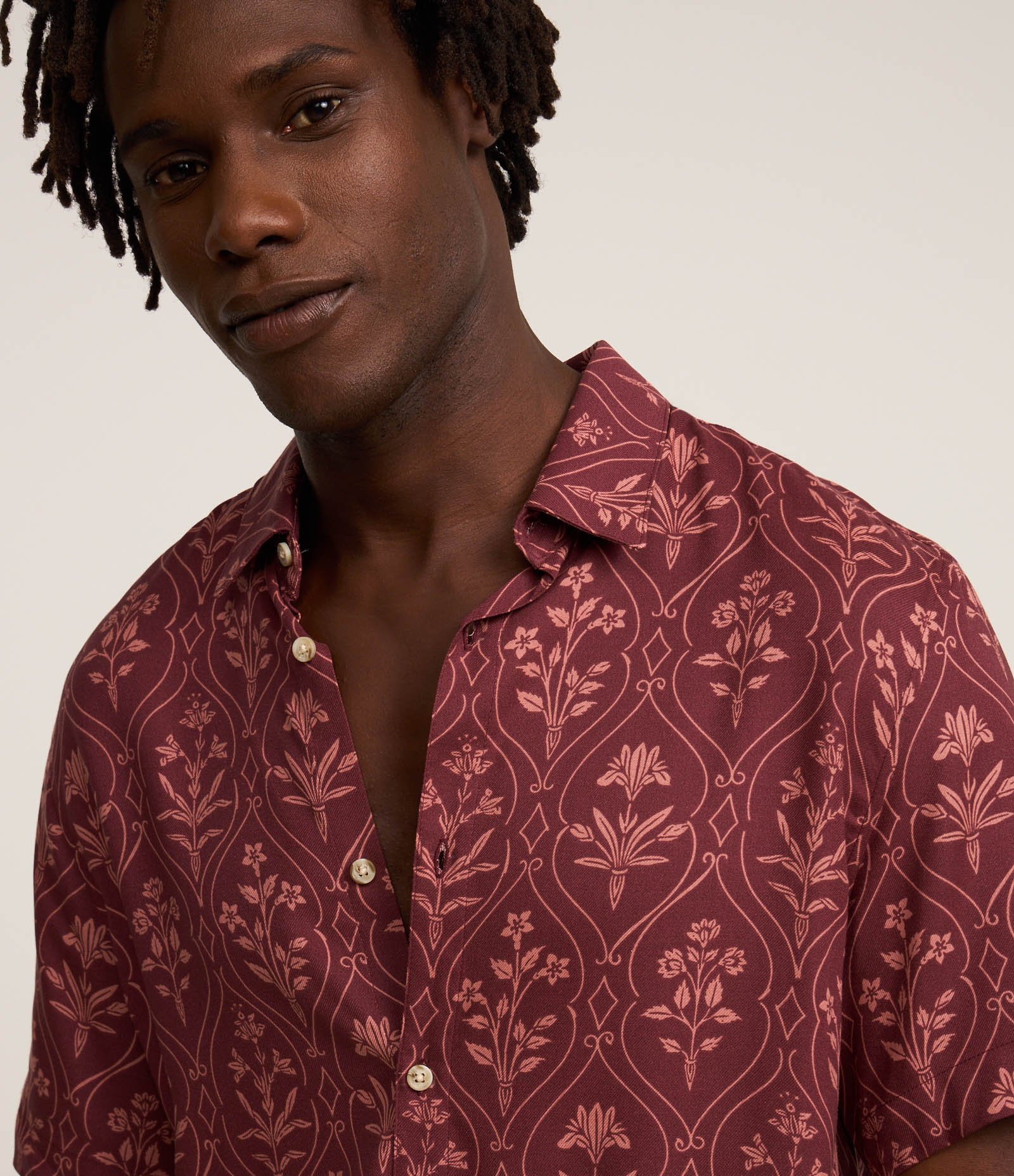 Camisa Regula em Viscose com Textura e Estampa de Lenço Vermelho 4