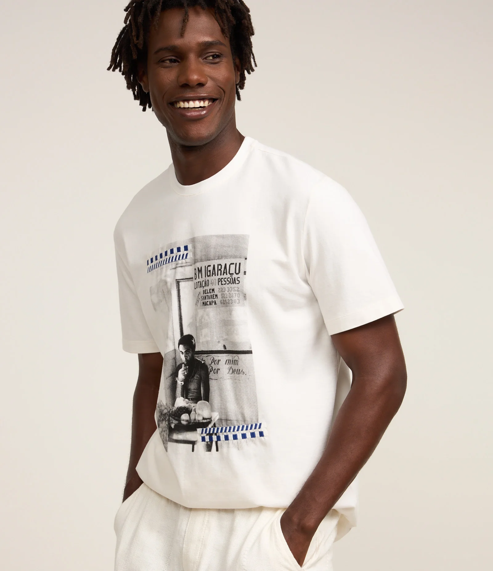 Camiseta em Algodão com Estampa Por Mim Por Deus Gilberto Gil Branco 2