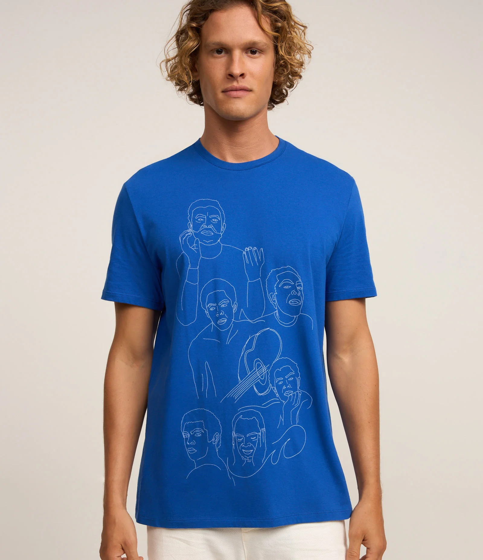 Camiseta em Algodão com Estampa Gil e Violão Azul 2