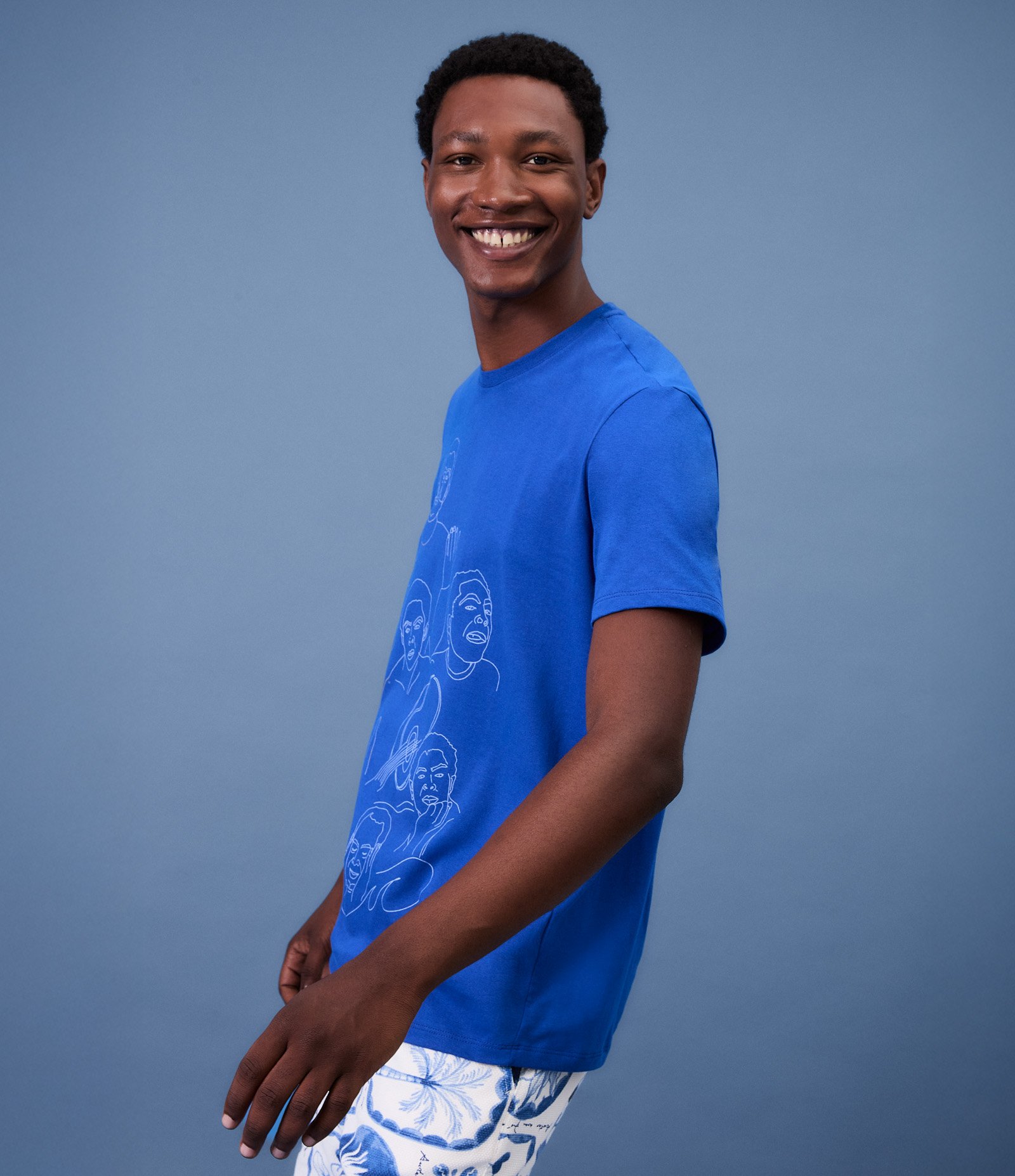 Camiseta em Algodão com Estampa Gil e Violão Azul 6