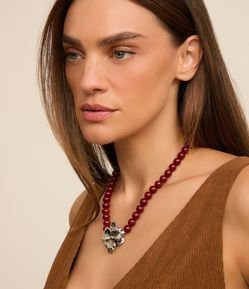 Colar Curto em Resina com Pingente Floral