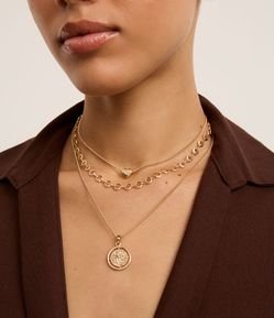 Colar Camadas em Metal com Pingentes Diversos