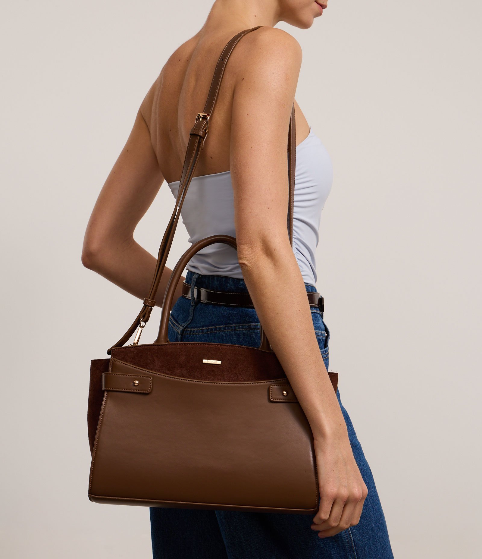Bolsa Satchel em PU com Detalhes em Suede e Alças Médias Marrom 10